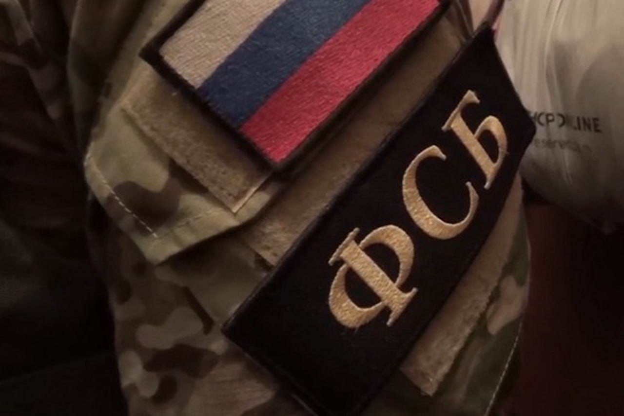 Мигранты готовили теракт в российской колонии Его в Ростовской области предотвратила ФСБ Заключенные из стран Средней Азии планировали взять сотрудников исправительной колонии в заложники и устроить пожар При себе у них нашли заточки Установлено что подозреваемые являются сторонниками террористической организации   Подпишитесь на Абзац TG VK Дзен MAX Rutube