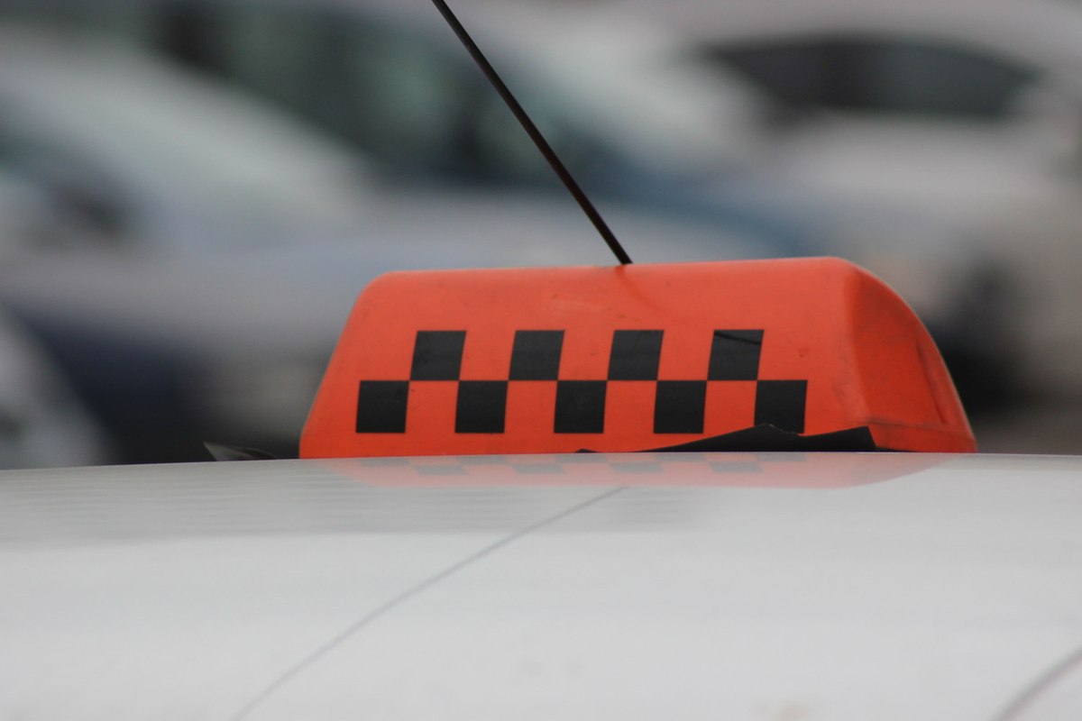 В Беларуси изъяли 307 легковых автомобилей у таксистов Это произошло с момента появления в стране Реестра автомобильных перевозок пассажиров. На 28 июля в Беларуси было зарегистрировано более 26 тыс. автомобилей-такси. В настоящий момент в реестр включено 5,5 тыс. перевозчиков автомобилями-такси, а также 37 тыс. водителей. Подробнее