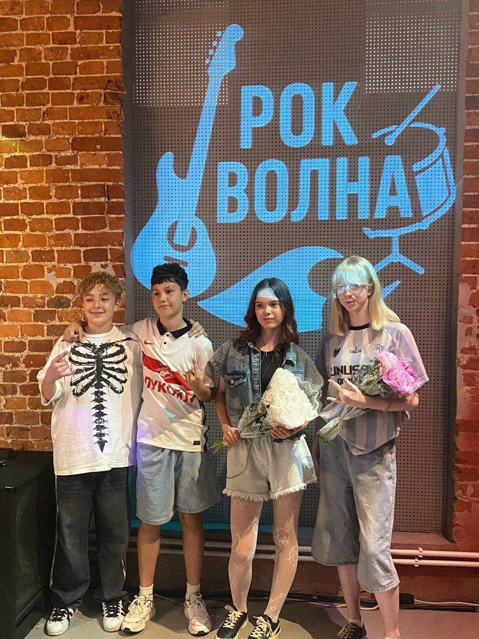 В Серпухове отметят День молодёжи рок-фестивалем На сцене выступят: Молодые музыканты из детской команды «Рок волна» Рок-группа «Корд» Рок-группа «Три бороды и Настя» Команда Сергея Медведева Когда: 27 июня в 17:00 Где: Серпухов, пл. Ленина, 13А Организаторы обещают яркую музыкальную программу, которая порадует как поклонников классического рока, так и начинающих меломанов. Вход свободный. Приготовьтесь к мощным рифам, драйву и безудержному веселью. 0+ Фото из архивов музыкальных команд.