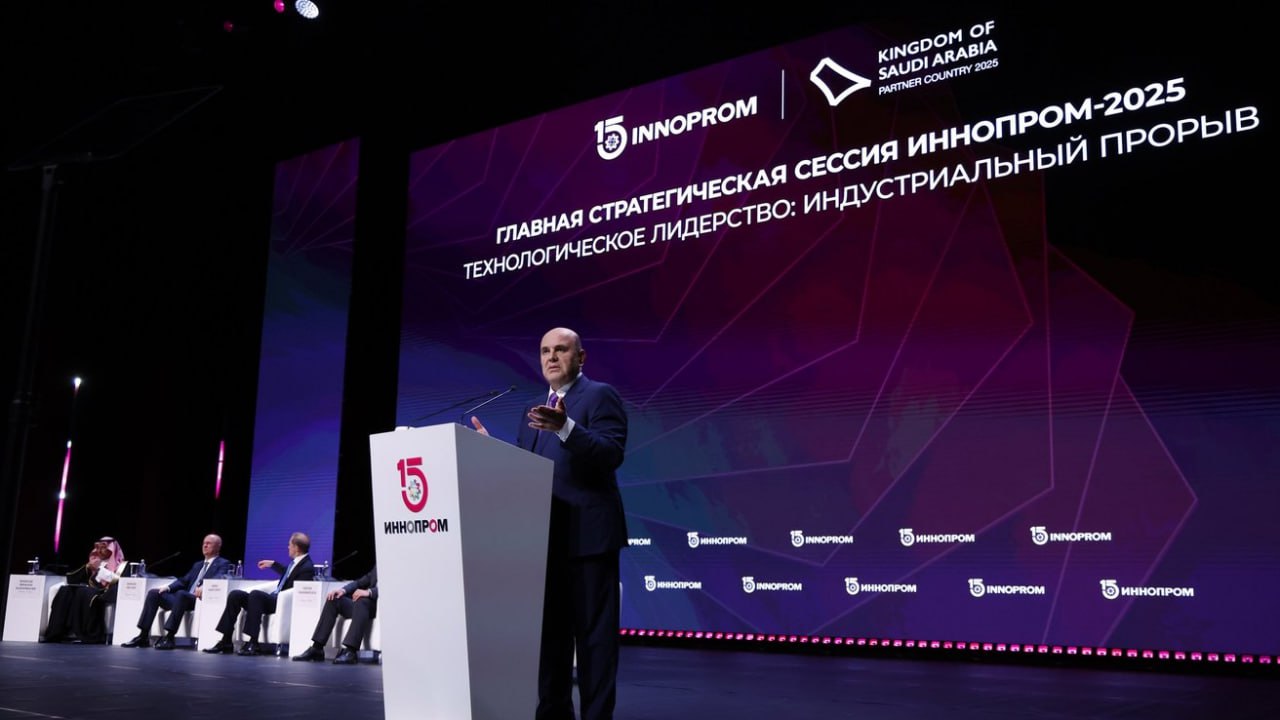 Мишустин констатировал спад в обрабатывающей промышленности и объяснил это "выходом из перегрева" Российская обрабатывающая промышленность в 2025 году продолжает расти, но динамика стала более умеренной на фоне мер по недопущению перегрева экономики и сдерживанию инфляции, заявил на стратегической сессии "Иннопром-2025 премьер-министр Михаил Мишустин. По его словам, в 2025 году выпуск в "обработке", как ожидается, увеличится на 3% после того, как в 2024 году рост составил 8,5%. "Такое замедление — вынужденное, и связано с необходимостью принятия сбалансированных решений в отношении макроэкономических показателей, чтобы не допустить так называемого "перегрева" в экономике и сдержать инфляцию", — объяснил он вслед за руководством ЦБ. Но независимые эксперты уже отмечали, что, если не учитывать предприятий ОПК, то промышленность находится на грани рецессии, в ряде гражданских отраслей ситуация и вовсе аховая — в том же сельхоз- и дорожно-строительном машиностроении. Странно, что это не стало предметом всестороннего экспертного обсуждения на том же "Иннопроме"? Выставка-то как-никак промышленная и посвящена, в основном, гражданской промышленности.