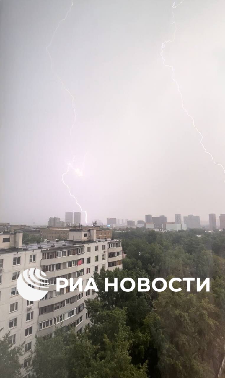 Локальные задержки наземного транспорта возможны в Москве из-за непогоды, некоторые маршруты могут быть оперативно изменены, сообщил РИА Новости Мосгортранс. На фото и видео корреспондентов агентства – ситуация в столице сейчас. / Все наши каналы