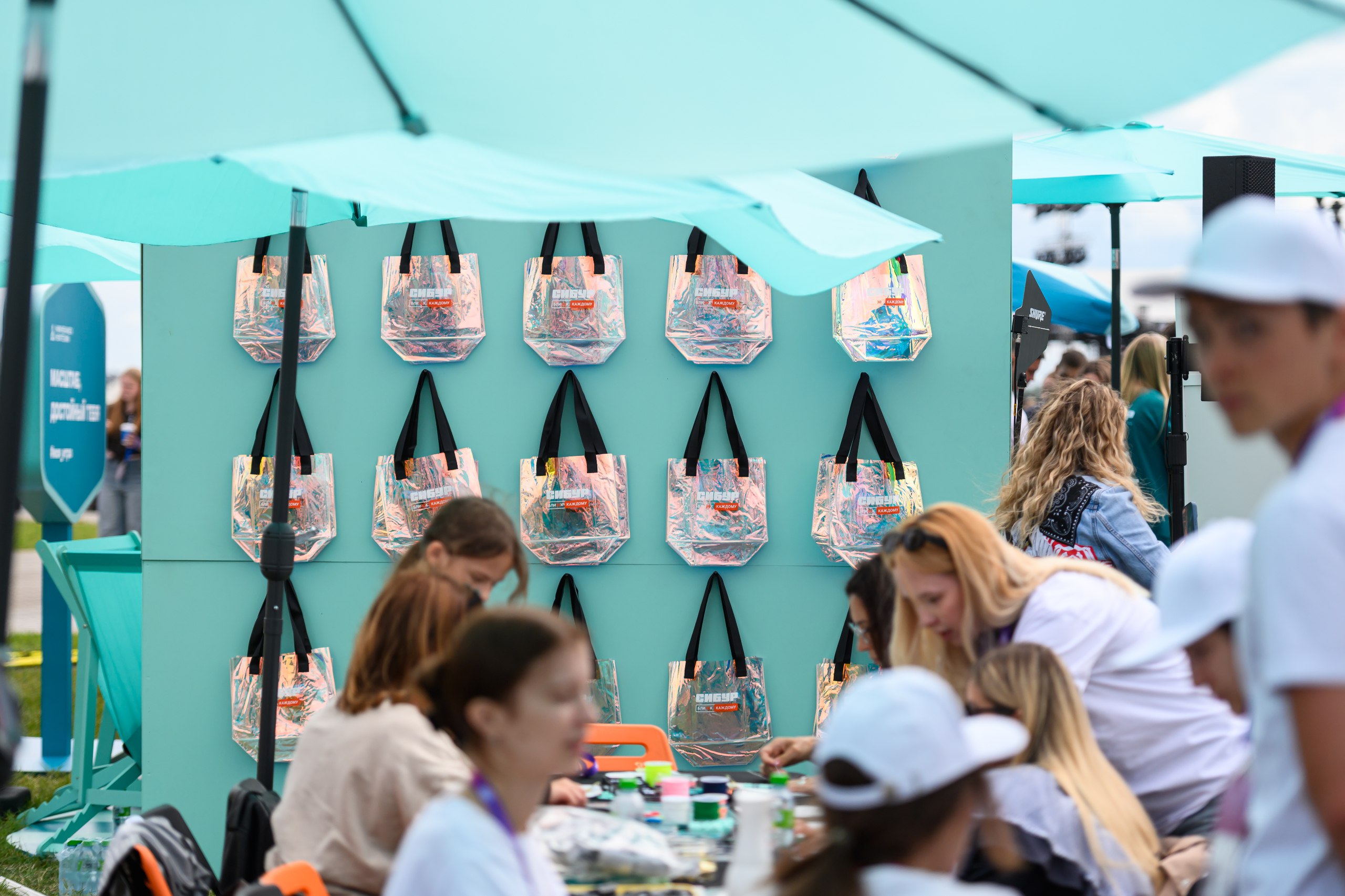 СИБУР построил карьерный стенд со вкусом амбиций на фестивале VK Fest в Казани.   HR-команда СИБУРа впервые интегрировалась в фестиваль VK Fest и сразу получила лайки, регистрации и длинную очередь из желающих попробовать карьеру на вкус. В меню были представлены:  - смелые перспективы - свежий взгляд - отсутствие стереотипов - готовность к вызовам  - опора и устойчивость   За 6,5 часов было роздано 120 кг мороженого; зарегистрировано 1811 кандидатов!