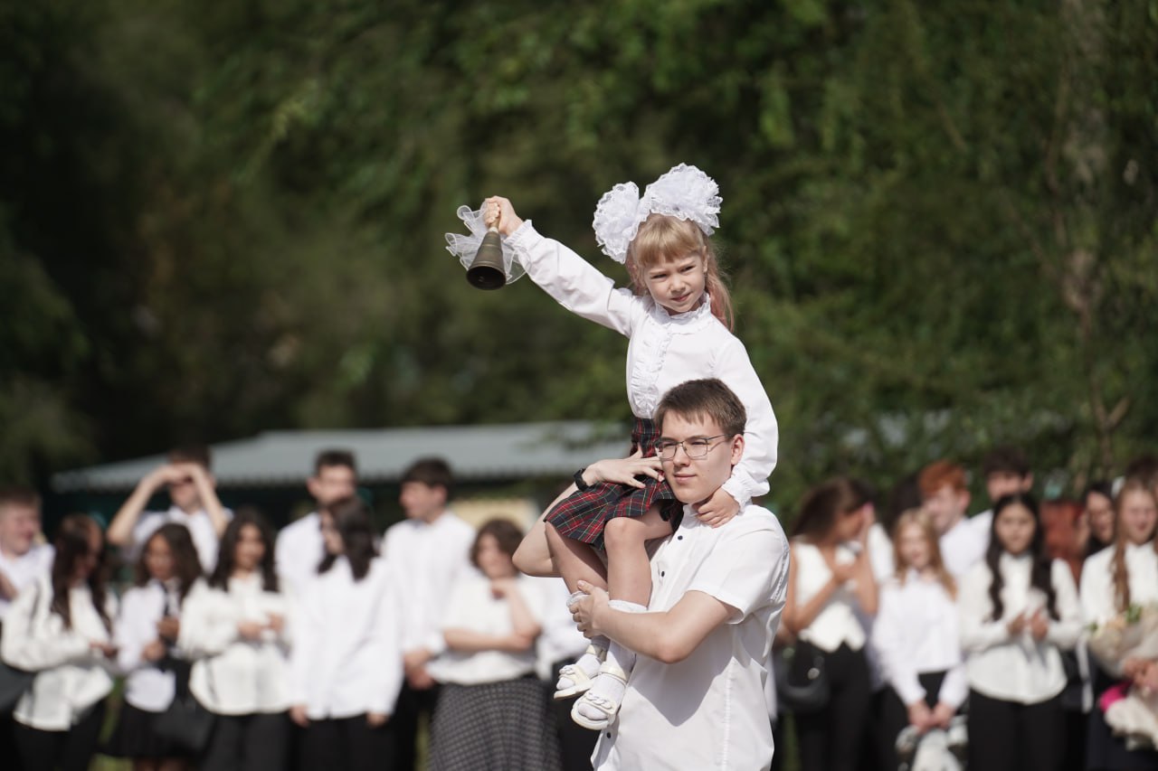 В селе Намцы в 2026 году откроется новое здание школы 2 на 450 мест Строительство нового здания школы 2 на 450 мест в селе Намцы будет завершено в 2026 году Как сообщил Глава Якутии Айсен Николаев в эфире передачи Прямой разговор на ГТРК Саха готовность учебного учреждения уже превышает 70 процентов В настоящее время строительство продолжается в плановом режиме В государственном бюджете на текущий год предусмотрено около 146 миллионов рублей на завершение работ Уверен что в этом году Намская школа 2 переедет в новое современное здание подчеркнул Айсен Николаев Глава Якутии также отметил что темпы строительства за последние пять лет превосходят несколько предыдущих десятилетий Ряд работ проводится в рамках национального проекта Образование инициированного Президентом РФ Владимиром Путиным который сегодня реализуется через новый проект Молодёжь и дети