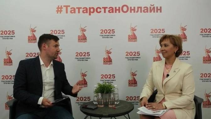 Число многодетных семей в Татарстане за 11 лет выросло почти в 2,5 раза По словам министра труда, занятости и соцзащиты региона Эльвиры Зариповой, сейчас в республике действуют свыше 60 мер поддержки семьи. В республике активно развиваются проекты «Семья» и «Продолжительная и активная жизнь». Малообеспеченные семьи могут воспользоваться рядом соцвыплат и пособий, в том числе компенсацией на покупку лекарств и получение детского комплекта на выписку из роддома. Зарипова отметила важную для региона задачу — «омолодить» пары, которые планируют впервые стать родителями. Сейчас жительницы Татарстана рожают первых детей в возрасте 28-29 лет. KazanFirst в бот