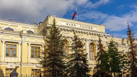 Опрос ЦБ РФ: - Аналитики сохранили прогноз по средней ставке Банка России на 2025г на уровне 20,0% - Аналитики понизили прогноз по росту ВВП РФ в 2025г - до 1,5% с 1,6%, по инфляции - сохранили на уровне 7,1% Читать далее