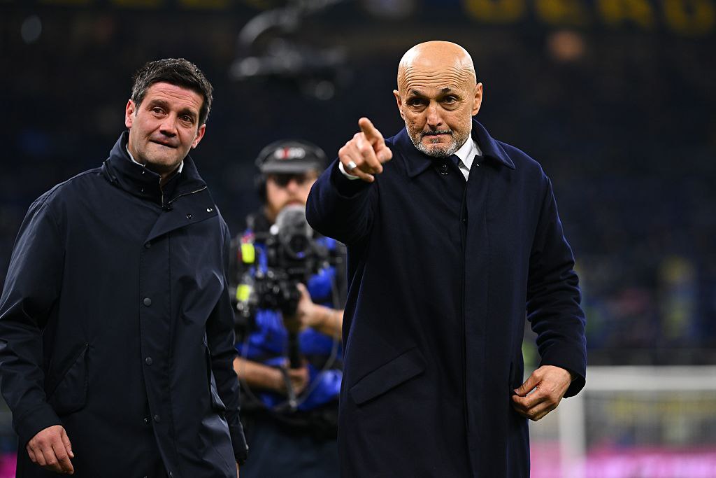 Спаллетти не пришёл на пресс конференцию после матча с Интером Football Italia Вчера Ювентус уступил 2 3 с 42 й минуты они играли в меньшинстве Калюлю удалили после получения второй жёлтой Футболисты и тренеры команды активно оспаривали это решение арбитра Как сообщает источник вместо Спаллетти на послематчевую пресс конференцию пришли директора Ювентуса Джорджо Кьеллини и Дамьен Комолли Они резко раскритиковали итальянское судейство и призвали реформировать работу системы VAR Также сообщается что представители Ювентуса разговаривали с арбитром на повышенных тонах в подтрибунном помещении но Комолли опроверг эту информацию news matchtv Marco Mantovani Getty Images