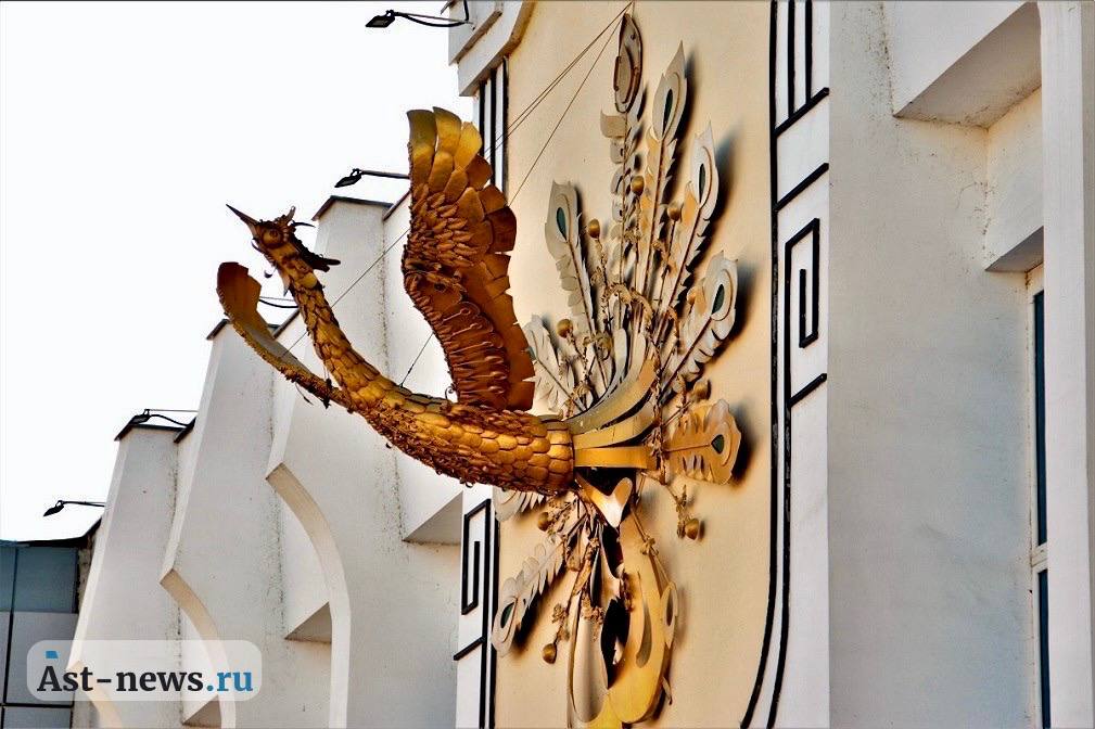 В Астрахани покажут гастрольные спектакли о войнах При поддержке Министерства культуры России в астраханском ТЮЗе покажут два спектакля в рамках проекта «Тепло родного дома», который направлен на формирование гражданской идентичности. 20 мая в 18:00 спектакль «Вечно живые» 12+ по пьесе Виктора Розова о самоотверженности советских солдат в годы Великой Отечественной войны. 21 мая в 18:00 спектакль «Медведь» 16+ Архангельского театра драмы им. М. В. Ломоносова. В его основу легла реальная история участника СВО по имени Артур. 22 мая в 12:00 также в ТЮЗе пройдет лекторий — общение с театральным педагогом, с которым будет обсуждение представленных спектаклей. AST-NEWS.ru