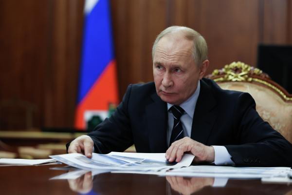 Владимир Путин заявил о поддерживающей стройку льготной ипотеке На встрече с вице премьером Маратом Хуснуллиным президент отметил что эта программа носит не только социальный но и экономический характер Глава государства и зампред правительства также обсудили ход реализации нацпроекта Инфраструктура для жизни и состояние дел в строительной отрасли в целом В частности Хуснуллин сообщил что работа по вводу и ремонту дорог в 2025 м идёт с опережением показателя прошлого года на 21 Подпишись на Говорит Москва