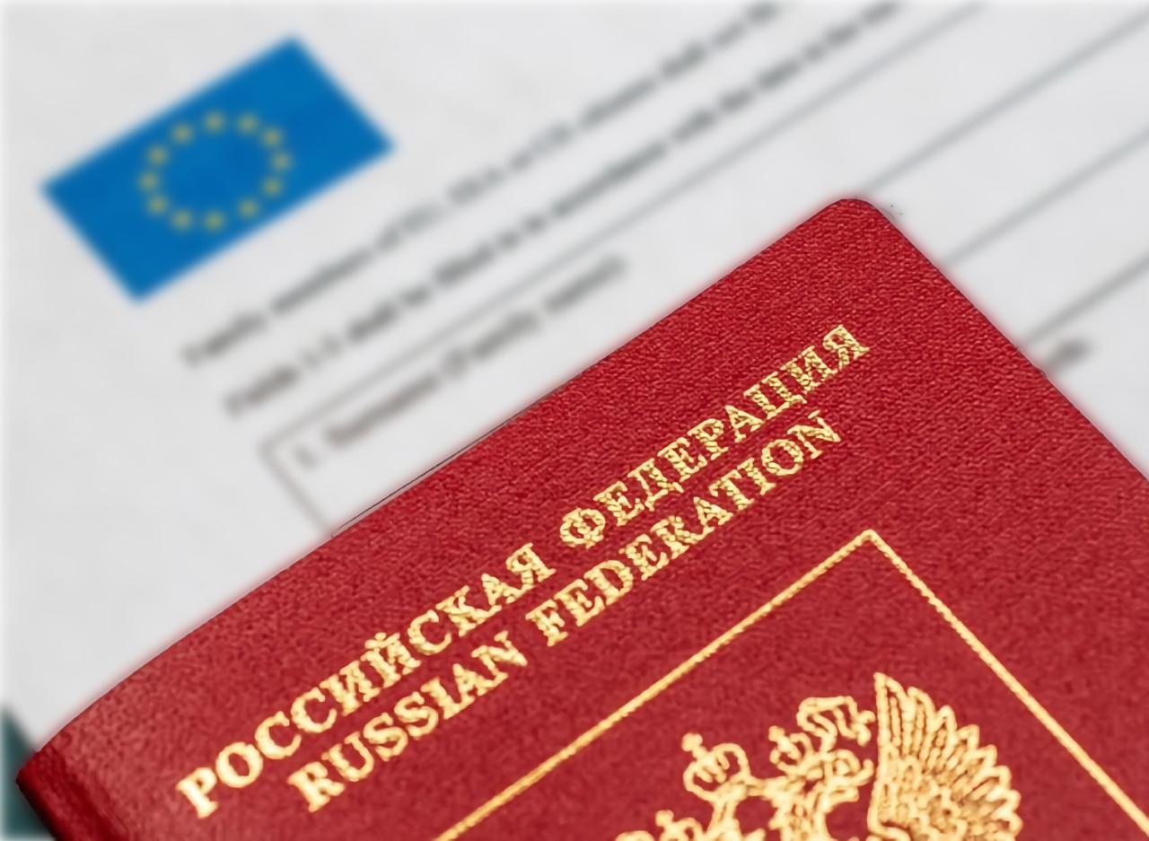 Австрия пообещала выдавать россиянам мультивизы сроком до одного года при соблюдении определённых критериев заявил новый посол РФ в Вене Андрей Грозов Коллеги из австрийской дипмиссии в Москве заверили что выдача многократных виз на срок до одного года по прежнему возможна при условии выполнения необходимых предпосылок наличия у заявителя уже выданной годовой визы или трёх однократных виз в течение двух последних лет Будет ли это соблюдаться на практике посмотрим сказал российский дипломат На первый взгляд такое развитие событий представляется маловероятным в том числе и редакции канала tripfarearea RU но вдруг На Форуме Винского кстати описан кейс недавнего в конце ноября или самом начале декабря получения мультивизы в Австрию на один год через ВЦ в Уфе Прежняя визовая история заявителей аккурат соответствовала тем требованиям что указаны выше Правда документы подавались еще в октябре Многократные визы до недавнего времени выдавала и Италия но опять же по заявлениям от октября и ранее А 07 ноября как мы знаем Еврокомиссия запретила выдачу шенгенских мультивиз россиянам То есть для каждого визита новая виза При этом согласно новой директиве в отдельных случаях оформление разрешений на неограниченное количество въездов в шенген гражданам РФ всё таки возможно если заявитель расценивается как добросовестный и надёжный и сможет доказать необходимость наличия у него такой визы или обосновать намерение совершать частые или регулярные поездки Так что в целом то позиция австрийской стороны пока лишь словесная за пределы действующего регулирования не выходит tripfarearea RU Подпишись