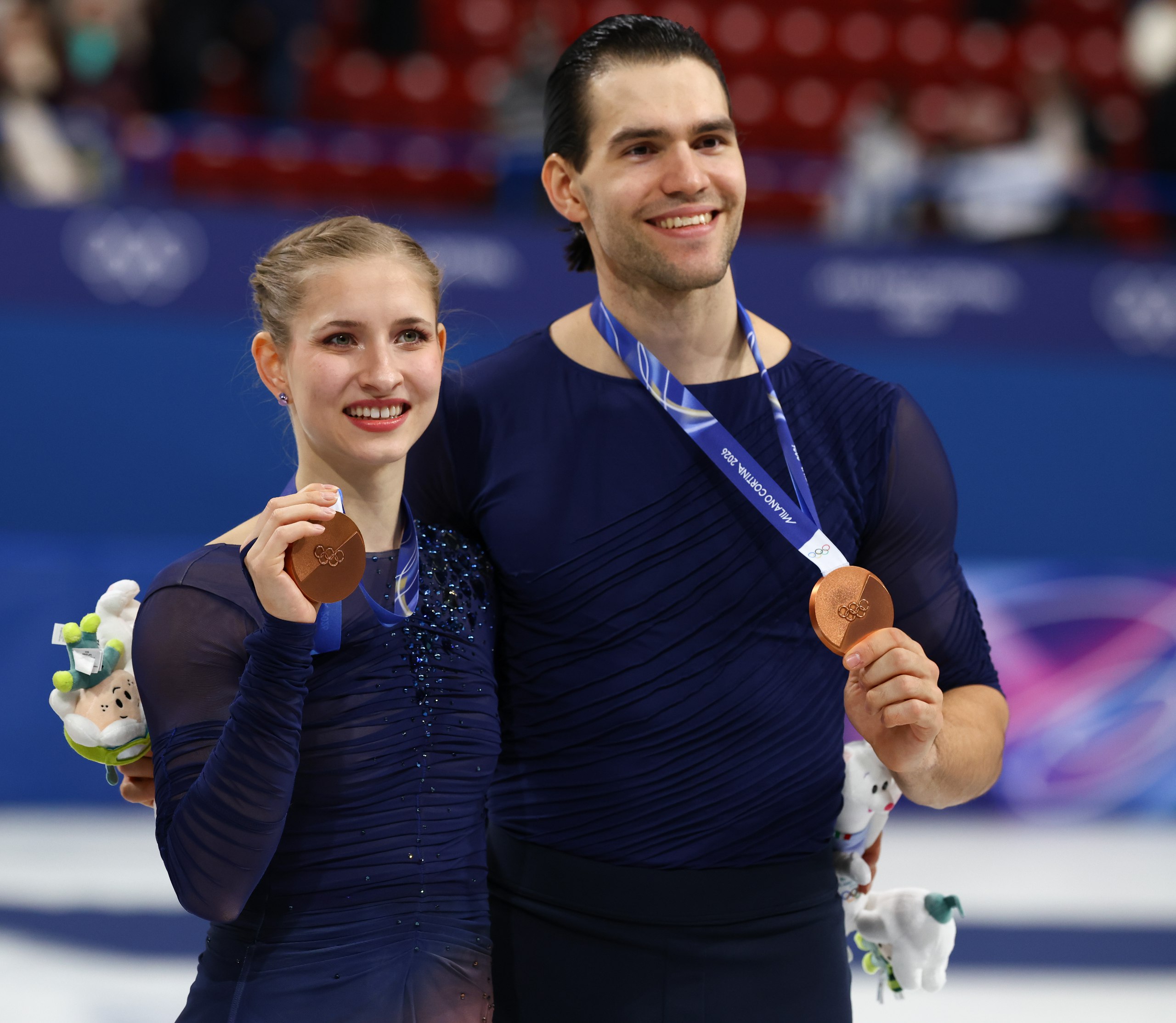 Фигурист из Петербурга Никита Володин выиграл бронзу Олимпиады С 2023 года он выступает за Германию Пара из Германии Минерва Фабьен Хазе и Никита Володин победили в короткой программе с отрывом почти в пять баллов Однако по итогам произвольной опустились на третье место Золото завоевали японцы Рику Миура и Рюичи Кихара После ошибки в короткой программе им удалось установить мировой рекорд по баллам в произвольной 158 13 и подняться на первое место Второе у спортсменов из Грузии Анастасии Метёлкиной и Луки Берулавы Это первая олимпийская медаль в истории страны Что важно знать Володину 26 лет Он родился и начинал спортивную карьеру в Петербурге В паре с Хазе тренируется с 2022 года а выступает с 2023 го Они дважды становились призерами чемпионатов мира В сентябре 2025 го Володин получил гражданство Германии Фото Zuma TASS Подписывайтесь на Бумагу и предлагайте новости