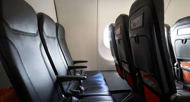 В США пассажиры подали в суд за кресла у стены вместо окна Против United Airlines и Delta Air Lines поданы коллективные иски Пассажиры утверждают что они переплачивали за места у окна но вместо вида на облака получали глухую стенку Юристы называют это введением в заблуждение компании брали доплату за услугу которой фактически не было Иски охватывают последние четыре года продаж билетов По оценкам речь идёт о миллионах мест проданных с нарушениями истцы требуют компенсаций и более прозрачных правил бронирования Для сравнения Alaska и American Airlines отмечают в системах если рядом с креслом нет иллюминатора у United и Delta такой практики не было   Авиабилеты из Казахстана