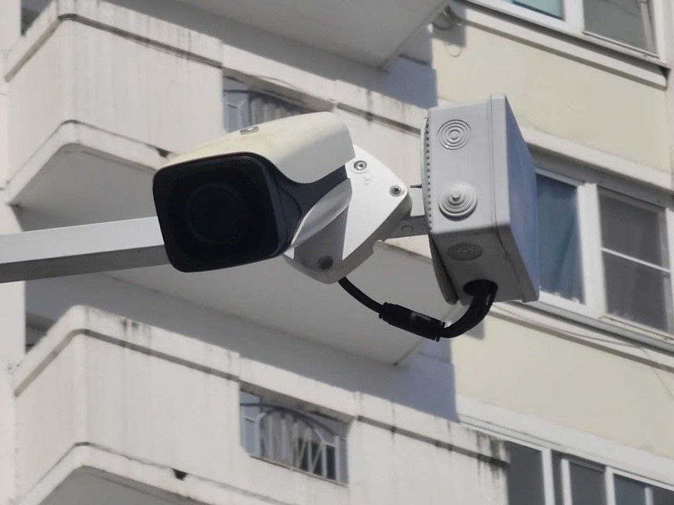 Нарушителей порядка на детских площадках Подмосковья будут искать благодаря системе видеонаблюдения  В Московской области внедрили новый алгоритм фиксации правонарушений на детских игровых площадках с использованием системы видеонаблюдения «Безопасный регион».   Контроль за соблюдением порядка на площадках возложен на управляющие организации и муниципальные учреждения благоустройства. При выявлении нарушения через камеры они обязаны передавать материалы в правоохранительные органы. Фотодоказательства будут использоваться для установления личности нарушителя, после чего последует административное наказание.  Хорошая идея?    - Да   - Нет   - Спорно    Подписаться    Прислать новость  Проголосовать за канал