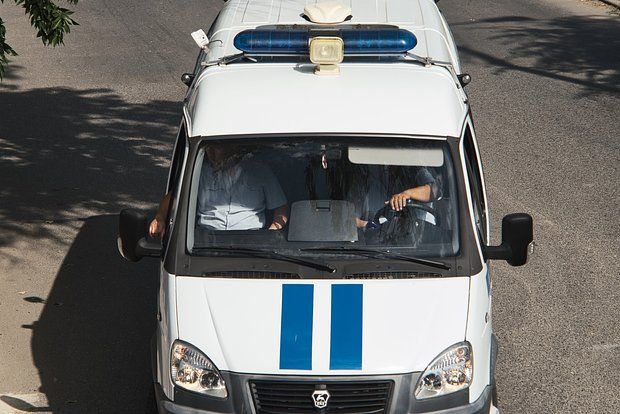 В Крыму мужчина убил бывшую девушку после ее отказа вернуться и покончил с собой ⁠ В Крыму 44-летний мужчина расправился с бывшей возлюбленной, которая отказалась возвращаться к нему, а потом покончил с собой. Об этом сообщает Telegram-канал «Mash на волне».  По его данным, трагедия произошла в расположенном под Симферополем поселке Комсомольский. Мужчина накануне дня рождения экс-избранницы купил букет и приехал помириться. Получив отказ, он затащил девушку в машину и выстрелил в нее, а потом наложил руки на себя. Погибшей должно было исполниться 34 года.  Ранее сообщалось, что в Кургане суд удовлетворил ходатайство следствия об аресте 33-летнего россиянина, подозреваемого в жестокой расправе над возлюбленной, и отправил его в СИЗО....  Подробнее>>>
