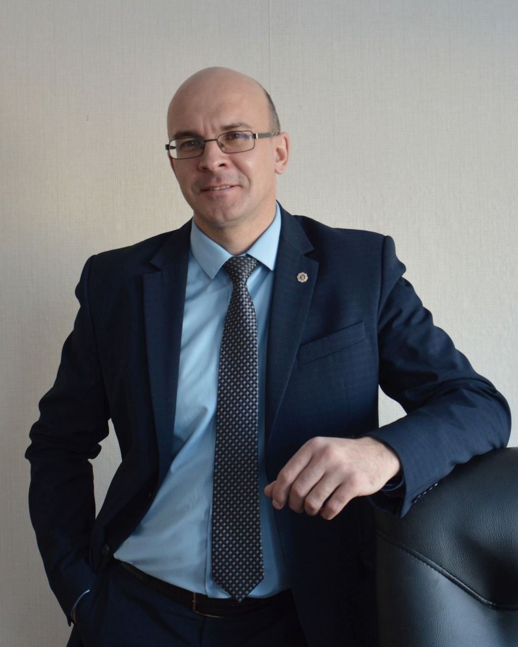Денис Паслер назначил Юрия Ладейщикова временно исполняющим полномочия главы городского округа Красноуфимск Глава региона подписал распоряжение о назначении Юрия Ладейщикова временно исполняющим полномочия главы городского округа Красноуфимск в соответствии с положениями Федерального закона Об общих принципах организации местного самоуправления и единой системе публичной власти Он приступит к исполнению обязанностей с 26 сентября 2025 года Юрий Сергеевич Ладейщиков родился в 1977 году в Красноуфимске Окончил Уральскую государственную сельскохозяйственную академию получив квалификацию инженера механика Также является магистром по программе Управление образовательными учреждениями Более десяти лет работал в Красноуфимском профессиональном училище пройдя путь от мастера до заместителя директора по производственному обучению Возглавлял комитет по делам молодежи Красноуфимска До настоящего времени занимал должность заместителя главы администрации городского округа Красноуфимск по социальной политике