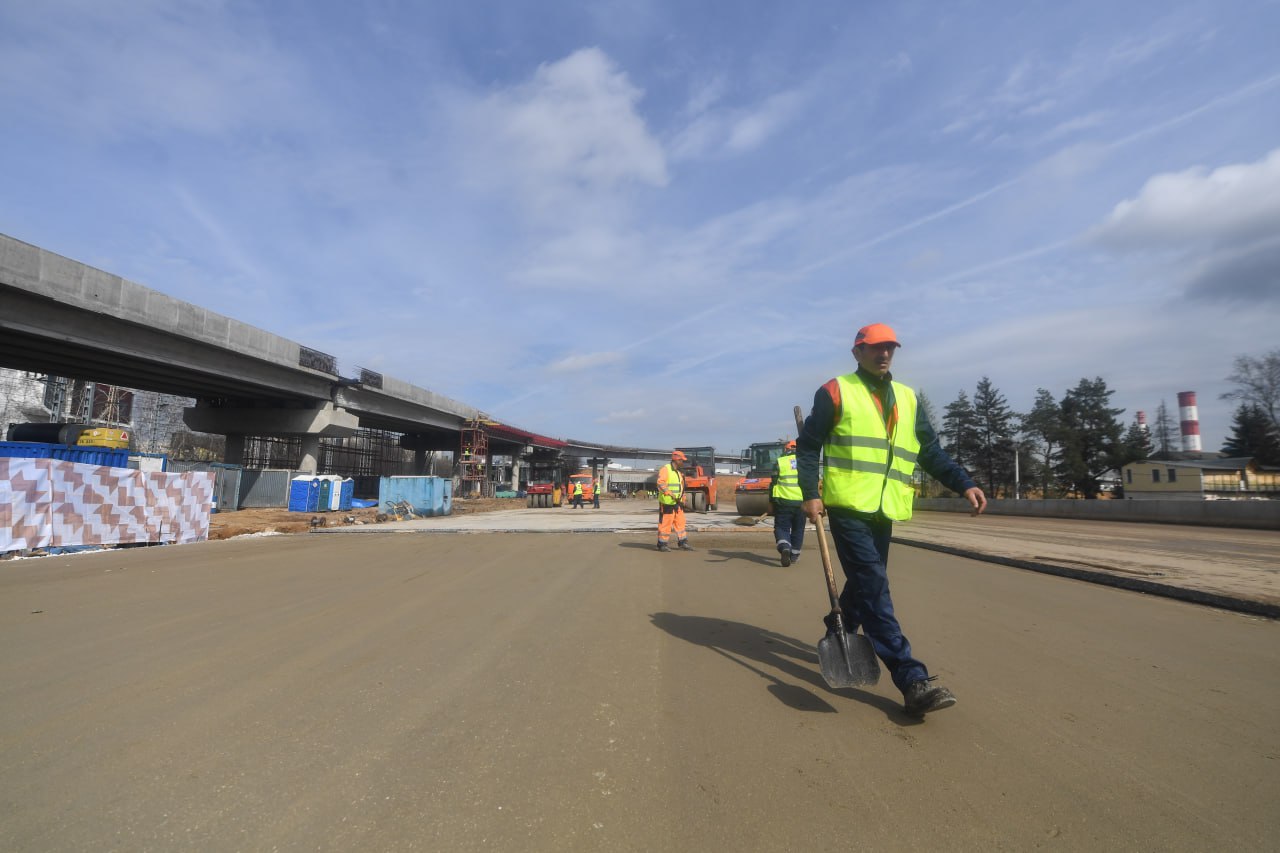 В Якутии в 2026 году отремонтируют 16 км дорог В 2026 году в малых городских агломерациях Якутии Алдане Нерюнгри Мирном и Ленске отремонтируют 16 км дорог по нацпроекту Инфраструктура для жизни На работы выделят 583 6 млн руб цель 85 нормативной сети за пять лет Министр транспорта Владимир Сивцев отметил в 2025 году перевыполнили план на 3 км В Якутске ремонтируют Ойунского Хабарова 50 лет Советской армии впереди Богдана Чижика Богатырёва Дзержинского Заключены контракты на Ефимова и узел Хабарова Ярославского Ефимова В 2025 году обновили 96 км региональных дорог Нам Харбалах и др и 249 м мостов в 9 районах Отремонтировали мосты через Черепаниху Улахан Харыялах Дьороху повысив безопасность и доступность