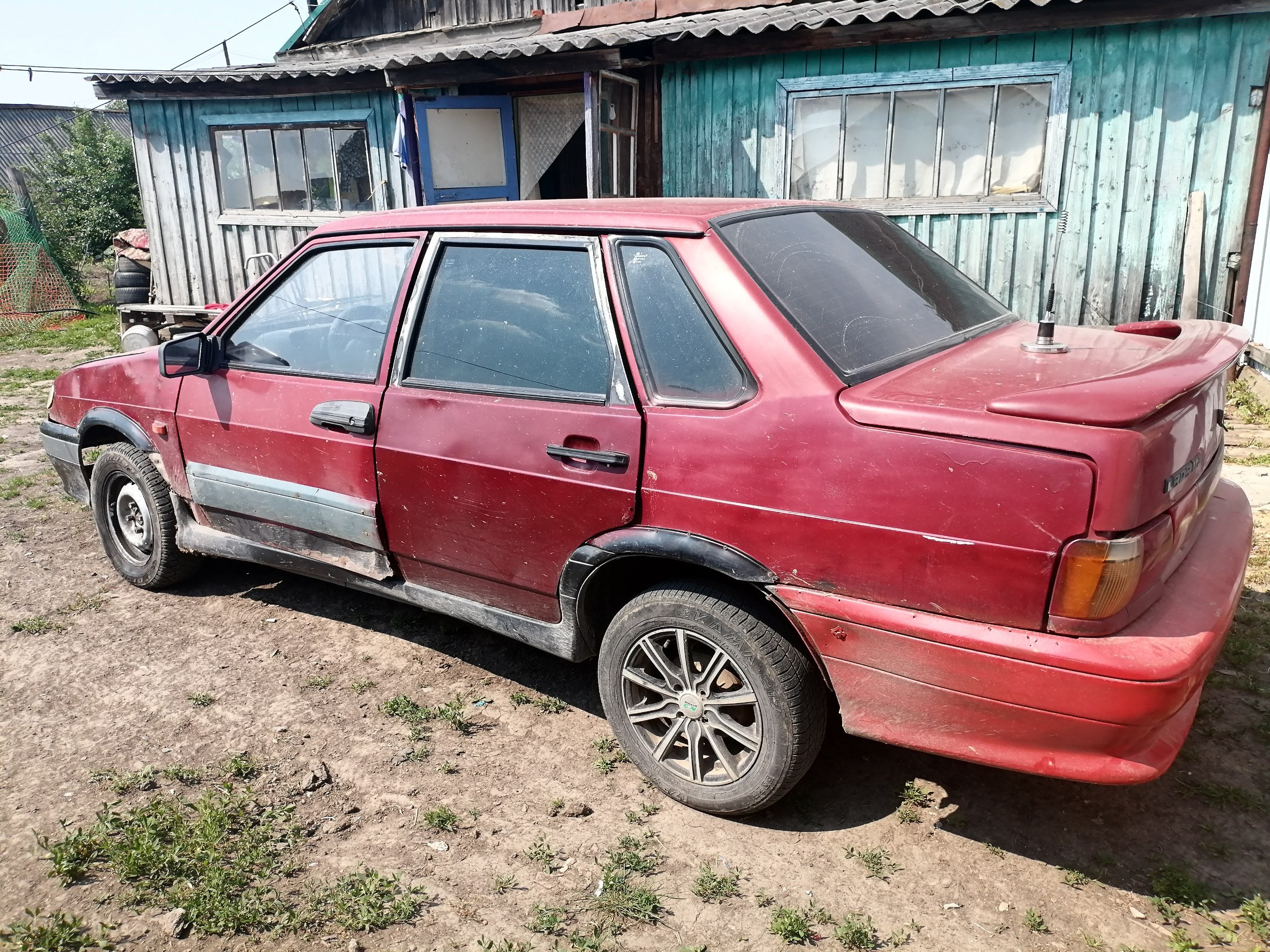 В Вагайском районе у местного жителя за «пьяную езду» конфискован автомобиль        Вагайский районный суд вынес приговор и признал 58-летнего местного жителя виновным по  ч. 1 ст. 264.1 УК РФ.   В суде установлено, что мужчина в 2022 году привлекался к административной ответственности за нетрезвое вождение.   В июне 2024 года подсудимый вновь в состоянии опьянения управлял своим автомобилем ВАЗ-21150.     Наказание: 250 часов обязательных работ, лишение права управления транспортными средствами на срок 2 года 6 месяцев.    Автомобиль ВАЗ-21150 конфискован в доход государства.