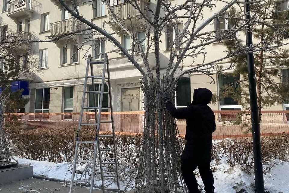 В Красноярске на улице Дзержинского приступили к демонтажу светящихся деревьев   Как сообщили в городском управлении дорог, их вернут на место следующей зимой.  Кроме того, деревья-гирлянды уберут на набережных и променаде на проспекте имени газеты «Красноярский рабочий». К работе в летнее время они не приспособлены — конструкциям нельзя находится под дождем.   : муниципальное казенное учреждение «Управление дорог, инфраструктуры и благоустройства»