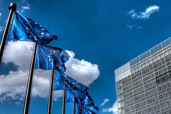 Еврокомиссия созовет встречу контактной группы по транспорту из за ситуации с авиатопливом Еврокомиссия пока не наблюдает проблем со снабжением Евросоюза авиатопливом однако созовет на следующей неделе встречу контактной группы по транспорту для оценки ситуации Об этом сообщает ТАСС Еврокомиссия на следующей неделе созовет встречу контактной группы по транспорту для оценки ситуации заявил еврокомиссар по делам транспорта и туризма Апостолос Цицикостас открывая неформальную встречу министров транспорта стран ЕС на Кипре На сегодня у нас нет признаков снижения поставок топлива но Еврокомиссия внимательно следит за ситуацией и готова принять целевые и ограниченные по времени меры если обстановка будет ухудшаться Еврокомиссия также на следующей неделе намерена распространить рекомендации по работе авиакомпаний в условиях возможной нехватки керосина и на еженедельной основе оценивать уровень снабжения топливом aviaru net n295128 Оставайся в информационном потоке подпишись на наш канал в MAX