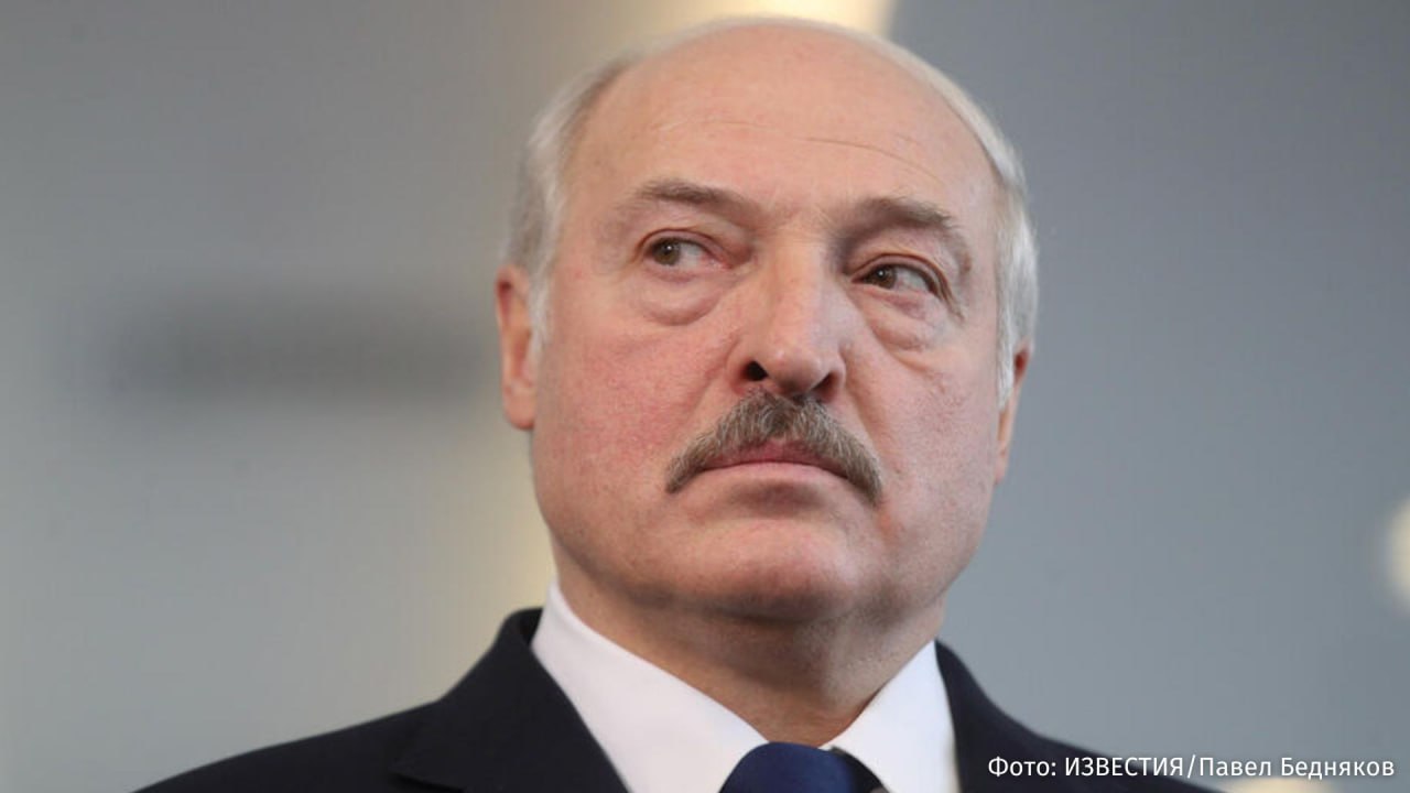 Будем с картошкой заявил Александр Лукашенко на церемонии открытия реконструированного историко культурного комплекса Лошицкий в Минске Урожай картофеля с которым весной и в прошлом году были проблемы вырастили достаточно В этот раз не только для населения но и для экспорта По словам президента ситуация с недостатком картофеля проанализирована факторы которые к ней привели найдены и посевы были увеличены В этом году хороший урожай Будем с картошкой заверил он Ранее белорусы столкнулись с проблемами с поставками и качеством картофеля что привело к росту цен и временному дефициту продукта Весной Владимир Путин обсудил с Лукашенко эту проблему По словам президента РФ сажать картошку это непростая работа В свою очередь президент Белоруссии на селекторном совещании призвал чиновников не расслабляться чтобы не повторилась ситуация с весенним дефицитом Упаси господь мне доложат что вы не обработали картофель И опять будем переживать в будущем году в марте апреле что нам картошки не хватило сказал Лукашенко Больше новостей тут МАХ Отправить новость