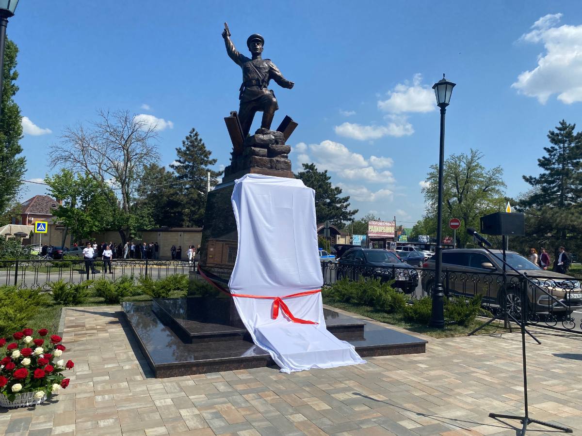 В Ростове-на-Дону состоялось открытие памятника Герою Советского Союза Гукасу Мадояну. 6 мая в Железнодорожном районе Ростова-на-Дону состоялось торжественное открытие памятника Герою Советского Союза Гукасу Мадояну. В церемонии приняли участие временно исполняющий обязанности губернатора Ростовской области Юрий Слюсарь, глава Федерального агентства по делам национальностей Игорь Баринов, председатель Ростовской региональной организации «Нахичеванская-на-Дону армянская община» Арутюн Сурмалян, а также правнук героя — Гукас Мадоян. Бронзовую скульптуру создали скульптор Нерсик Киракосян и руководитель художественно-литейной мастерской Валерий Жиляев. Монумент запечатлел момент, когда молодой офицер с пистолетом в руке ведёт бойцов в атаку. Памятник установлен на островке безопасности в начале улицы, названной в честь героя. Для максимальной достоверности образа родственники передали создателям архивные фотографии из семейного альбома. Правнук Гукаса Мадояна отметил, что этот день имеет особое значение для всей семьи. Он вырос на рассказах о прадеде, для которого честь и долг были главными жизненными принципами, и считает, что памятник точно передал характер героя. На церемонию пришли ветераны, школьники, представители армянской общины и жители города, чтобы почтить память героя и возложить цветы к монументу. Подписаться на "Новости Ростова" Прислать новость