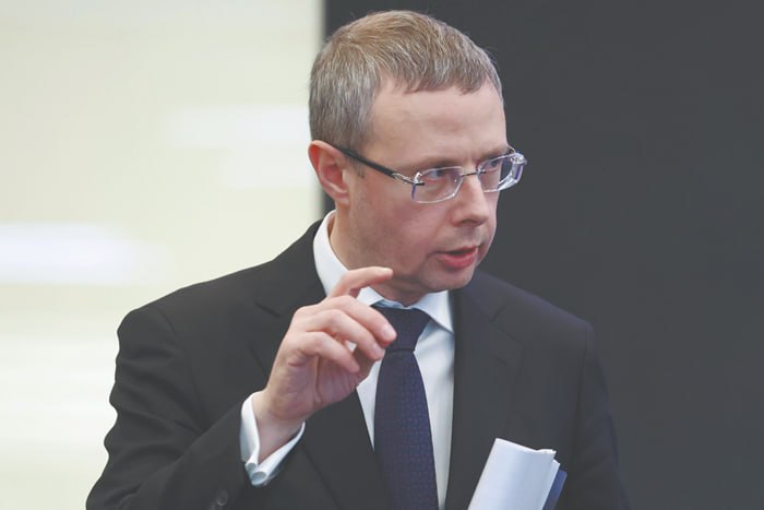 Госдума одобрила новый порядок продажи государственного имущества Новый порядок продажи государственного и муниципального имущества должен вступить в силу с 1 июля 2026 года Законопроект об этом прошёл третье чтение в Государственной Думе Об этом сообщает издание Коммерсант Комплекс изменений в Закон о защите конкуренции и ряд других нормативных актов направлен на унификацию имущественных торгов с участием государства В частности в электронном виде на восьми отобранных электронных торговых площадках должны будут проходить торги по аренде государственного и муниципального имущества на право установки и эксплуатации рекламных конструкций на публичной недвижимости на право пользования участками недр по аренде государственных и муниципальных лесных участков Участие в торгах должно быть бесплатным При этом для участия надо внести задаток В настоящий момент правила проведения отраслевых торгов регламентируют более 50 нормативных актов Это усложняет процедуру торгов и негативно сказывается на уровне конкуренции что в свою очередь приводит к недополучению финансовых средств бюджетами всех уровней отмечал в марте этого года заместитель руководителя ФАС России Геннадий Магазинов ФАС добивалась принятия этого порядка продажи публичного имущества уже пятнадцать лет напоминает Коммерсант Министерства и ведомства желали сохранить контроль за порядком продажи государственной собственности обосновывая это спецификой различных отраслевых активов особенностями оценки нежеланием терять контроль за их продажей и стремлением сэкономить на внедрении новых требований В итоге возобладало стремление к централизации торгов В пресс релизе антимонопольного ведомства отмечается что Введение единых унифицированных правил проведения торгов в электронной форме позволит повысить уровень конкуренции на торгах обеспечить равный доступ всех лиц к такому имуществу сформировать однородную практику и раскрыть информацию о процедуре заключения каждого договора о его наименовании сроке исполнения цене Анонимный Молотников Читайте нас в MAX