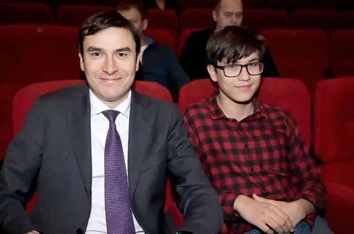 19-летний сын экс-депутата Госдумы от Алтайского края погиб в ДТП. Как сообщает «Российская газета», студента-историка МГУ Ивана Шаргунова, сына писателя Сергея Шаргунова и сценариста Анны Козловой, сбила машина. Подробности трагедии неизвестны. Отец погибшего, Сергей Шаргунов, избирался депутатом Госдумы седьмого созыва от Алтайского края. Мать, Анна Козлова, известна работой над сериалами «Краткий курс счастливой жизни», «Аутсорс», «Кеша должен умереть» и «Я буду жить». Алтапресс