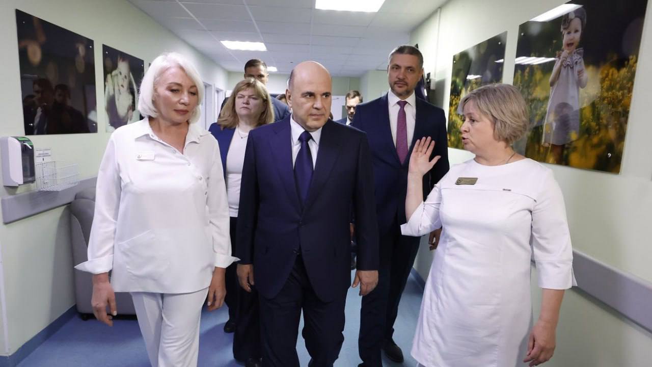 13,8 млрд рублей выделено Забайкальскому краю на развитие здравоохранения: благодаря этому уже построено или капитально отремонтировано более 250 объектов и закуплено более 7 тыс. единиц медицинского оборудования. Одно из центральных медучреждений региона — ГБУЗ "Забайкальский краевой перинатальный центр" — посетил глава правительства РФ Михаил Мишустин в рамках поездки по Дальнему Востоку. Как сообщил глава кабмина, на переоснащение двух перинатальных центров в регионе уже выделено 200 млн рублей. "В целом сделаем все, чтобы в Забайкалье была качественная медицина", — подчеркнул Мишустин.