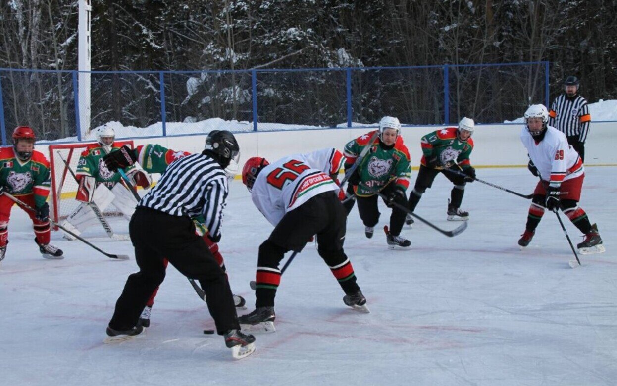 32 е Республиканские зимние сельские спортивные игры В селе Красногорское подвели итоги 32 х Республиканских зимних сельских спортивных игр сообщили в пресс службе Главы и Правительства Удмуртии Торжественная церемония закрытия состоялась 21 февраля в районном Доме культуры Красногорский В течение четырех дней с 18 февраля за медали состязались более 950 спортсменов представлявших 25 районов республики Победителей и призеров наградили министр по физической культуре и спорту Удмуртии Денис Парахин глава района Любовь Сергеева и главный судья соревнований Вячеслав Вичужанин По итогам общекомандного зачета в I группе лидером стал Увинский район второе место занял Завьяловский третье Игринский Во II группе победу одержал Шарканский район в III группе Юкаменский Отдельной частью программы стали состязания спортивных семей в них участвовали 24 команды Среди семей с дочерью победили Шубины из Кизнерского района а среди семей с сыном Злобины из Юкаменского района В соревнованиях по рыболовному спорту который проходит в программе Игр третий год подряд лучшими стали представители Юкаменского района В баскетболе среди мужчин второй год подряд первенствовал Завьяловский район среди женщин Увинский В хоккее третий год подряд чемпионами стали спортсмены Завьяловского района Министр отметил что Игры способствуют укреплению спортивных традиций сельских территорий и объединяют жителей республики Фото пресс служба Главы и Правительства Удмуртии Подписаться на нас Telegram MAX