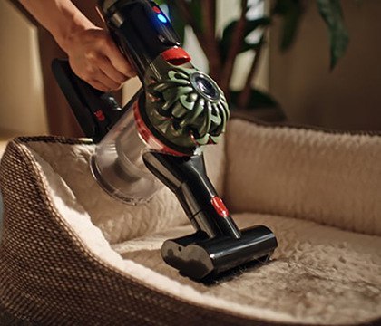 Беспроводной пылесос Dyson V8 Cyclone с мощностью всасывания 150 Вт оценили в 420 долларов Известнейший производитель бытовой техники Dyson представил флагманский беспроводной пылесос V8 Cyclone В Китае за новинку просят 2999 юаней около 420 долларов Устройство имеет длину 1160 мм и весит 1 65 кг В комплект поставки входит множество различных насадок а сам пылесос имеет три режима работы для разных типов поверхностей и видов загрязнений