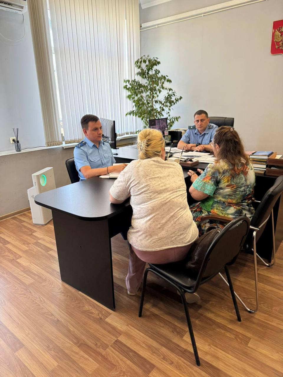 Анапской межрайонной прокуратурой проведен прием граждан по вопросам соблюдения законодательства об исполнительном производстве Межрайонной прокуратурой совместно с руководством Анапского РОСП ГУ ФССП России по Краснодарскому краю проведен прием граждан по вопросам соблюдения их прав в рамках исполнительного производства. Заявители обратились по вопросам сохранения прожиточного минимума при взыскании задолженности, снятия ограничений, наложенных на принадлежащее им имущество, а также иным вопросам, связанным с принудительным исполнением судебных актов. Некоторые вопросы незамедлительно разрешены в ходе приема, обратившимся оказано содействие в составлении обращений, даны разъяснения.