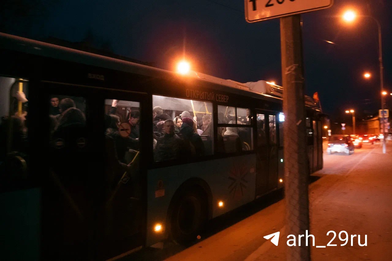 В Архангельске после салюта 9 мая цены на такси поднялись: от центра на Смольный предлагали уехать за 600 рублей Время ожидания в некоторых случаях доходило до 20 минут. Автобусы были забиты. А как вы добирались домой после салюта? — на такси — на автобусе — пешком — не ходили на салют