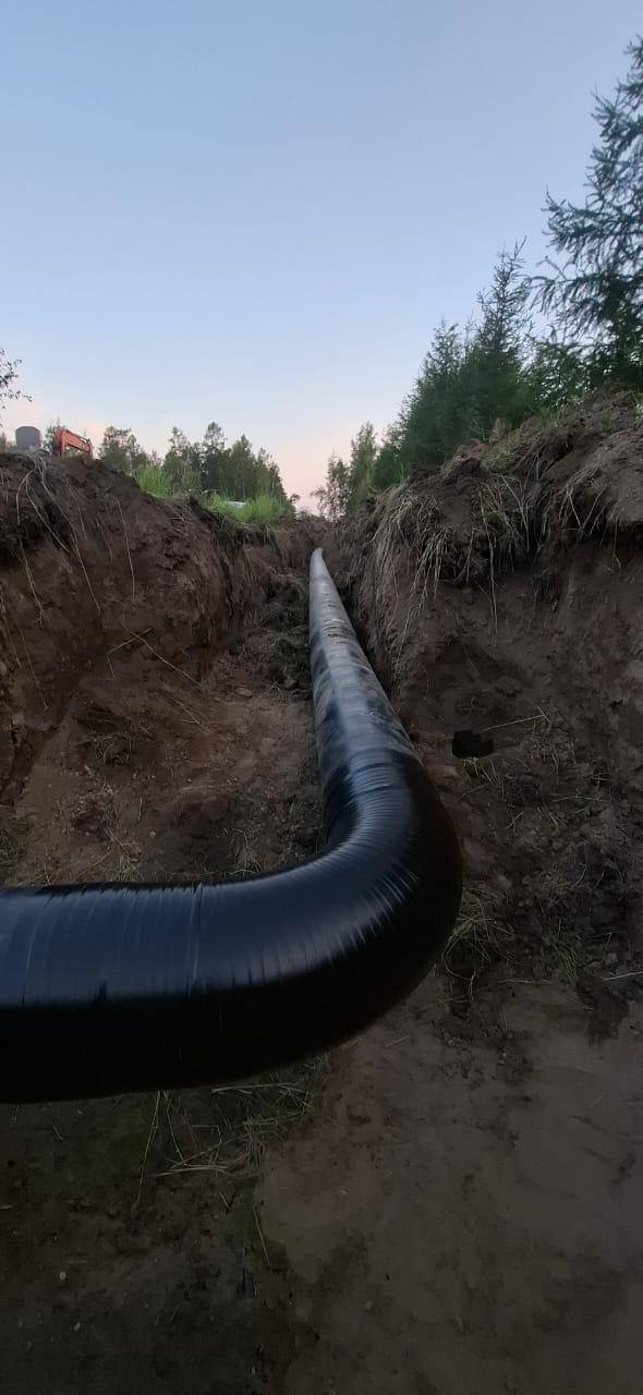 В микрорайоне Звероферма города Покровска Хангаласского улуса досрочно завершены работы по строительству и замене газопровода высокого давления.   В рамках работ мои коллеги из строительного участка Управления газораспределительных сетей взамен газопровода 1969 года постройки полностью сварили и проложили новый газопровод высокого давления протяженностью 828 метров. Газопровод протянулся от Зверофермы в сторону Покровска и позволит увеличить пропускную способность газораспределительных сетей и повысит надежность газоснабжения.   Отмечу, что в Хангаласском улусе также успешно реализуется президентская программа социальной газификации, согласно которому в этом году при плане в 15 подключаемых к сетевому газу домовладений пуск газа осуществлен в 12 домах. Всего с начала реализации программы в 2021 году в улусе к газу для пищеприготовления и отопления свои дома подключили более 490 семей.  Также напомню, что 11 августа с 09.00 часов будет ограничение подачи газа в городе Покровске и в селе Немюгюнцы в связи с врезкой нового газопровода к АГРС. Прошу с пониманием отнестись к этому. Мы постараемся как можно оперативно и качественно провести работы по врезке и возобновить подачу газа.  #ВместеТолькоВперёд #Сахатранснефтегаз