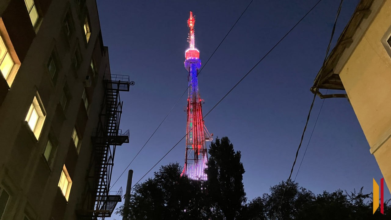 В Воронеже 8 декабря телебашня засияет цветами российского триколора и белорусского флага Праздничная подсветка будет посвящена 26 й годовщине подписания Договора о создании Союзного государства Белоруссии и России Вся 180 метровая конструкция окрасится цветами российского триколора и белорусского флага Кроме того на медиафасаде появятся изображения гербов двух государств и слова 8 декабря Создание Союзного государства Беларуси и России Телебашня будет сиять с 18 00 до 20 00 Подписывайтесь на канал РИА Воронеж в Max
