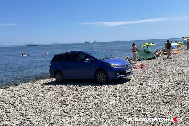 Отдыхающие больше не смогут подъезжать к морю на автомобилях на пляжах Ливадии. Проезд здесь заблокируют бетонными блоками уже в ближайшие сутки.  Причиной таких мер стали нарушения природоохранного и земельного законодательства и размещение транспорта в прибрежной зоне, которая принадлежит Министерству обороны России. Введение запрета также защитит отдыхающих от веревочников, которые берут за проезд к морю 1,5 тысячи рублей. В связи с этим отдых для владельцев автомобилей теперь будет бесплатным.    Подписаться