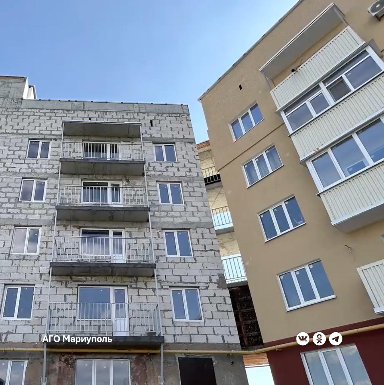 В Мариуполе ООО «РКС-НР» продолжает капитальный ремонт жилых домов По специально разработанному проекту строители восстановили многоквартирный дом на улице Первомайской в поселке Каменск. В здании специалисты укрепили конструкции, усилили и заменили блоки, заделали сколы и трещины, утеплили и обновили фасад и кровлю. В подъездах выполнили внутреннюю отделку, отремонтировали балконы, заменили окна и двери. Частично демонтировали и восстановили галереи, соединяющие корпуса здания. Один из корпусов рабочие разобрали до первого этажа. Там уже восстановлен конструктив, сейчас ведутся работы по внутренней отделке и монтаж коммуникаций. Все основные инженерные системы капитально отремонтированы, а система газоснабжения — заменена. В двухэтажном доме на проспекте Строителей усилены несущие стены, отремонтирована кровля, цоколь и отмостки. Помещения обновлены с восстановлением отделки, лестниц, балконов, заменены окна и двери. Коммуникации заменили с установкой нового оборудования. В переулке Аносова строители полностью восстановили конструктив трехэтажного здания. Здесь полностью заменено кровельное покрытие, обновлен фасад, отремонтированы места общего пользования и установлены новые окна. Все основные инженерные системы приведены в рабочее состояние.
