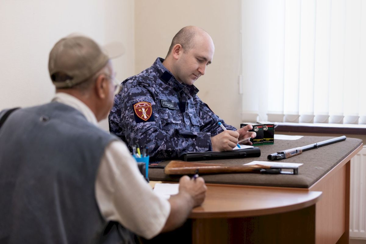 В Тульской области за неделю изъяли более 20 единиц оружия За прошлую неделю сотрудники Росгвардии по Тульской области провели более 110 проверок соблюдения установленных правил оборота оружия у граждан, сообщает пресс-служба Управления Росгвардии по Тульской области. Подробнее Тульские Известия