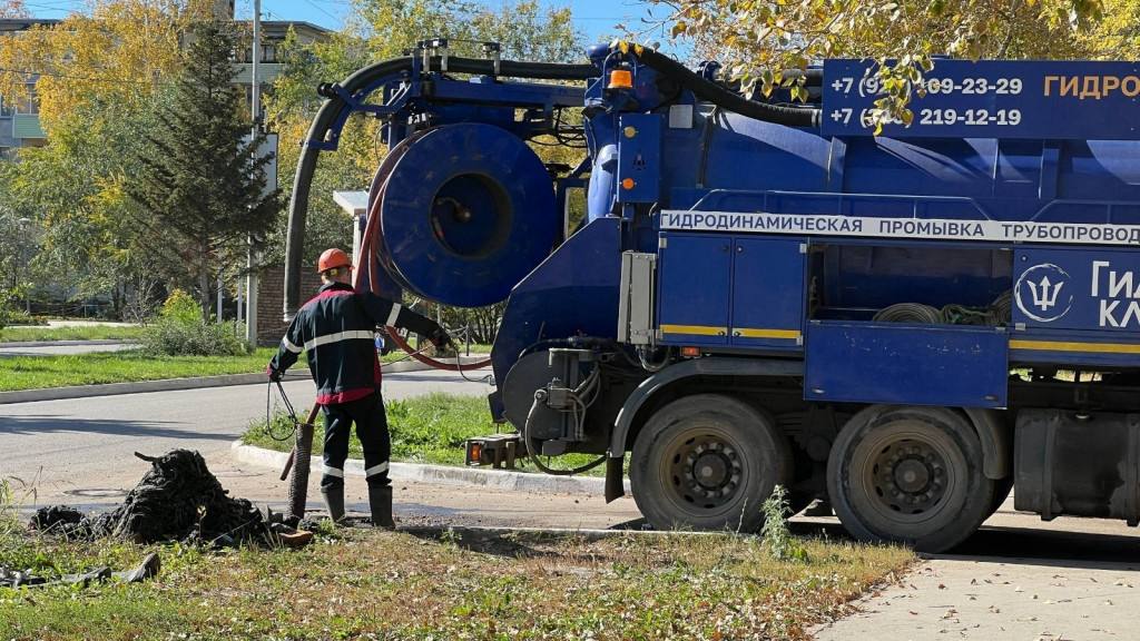 Три километра канализационного коллектора в Рубцовске реконструируют до 2028 года Специалисты восстановят около трёх километров коммуникаций на проспекте Ленина Объект обновят с помощью современной бестраншейной технологии метода спиральной навивки Такой метод позволяет проводить реконструкцию без остановки потока сточных вод масштабных земляных работ и перекрытия движения транспорта включая троллейбусные маршруты отметил начальник отдела водоснабжения Минстроя Алтайского края Максим Сорокин Общая стоимость работ 670 млн Из федерального бюджета выделили 663 млн Реконструкцию ведут благодаря нацпроекту Инфраструктура для жизни Добавим что рабочие уже обновили участок протяженностью 214 м Амик