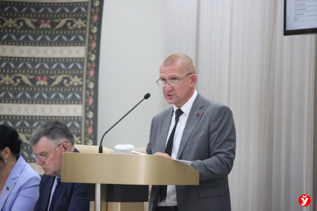 Алексей Кушнаренко о ЖКХ: это основа качества жизни людей В Минской области наблюдается общая тенденция по уменьшению жалоб жителей на услуги ЖКХ. — Сфера ЖКХ динамично развивается, но вместе с этим растут и требования населения, — отметил глава области Алексей Кушнаренко. — В этом году мы делаем акцент на благоустройство малых населенных пунктов, ремонт детских площадок, вовлечение в процессы наведения порядка депутатов, жесткий контроль за вывозом отходов. Акцент — на государственной программе по доступу к питьевой воде. В этом году области надо построить и ввести в эксплуатацию 112 станций обезжелезивания. Это в 3 раза больше, чем в 2024 году!