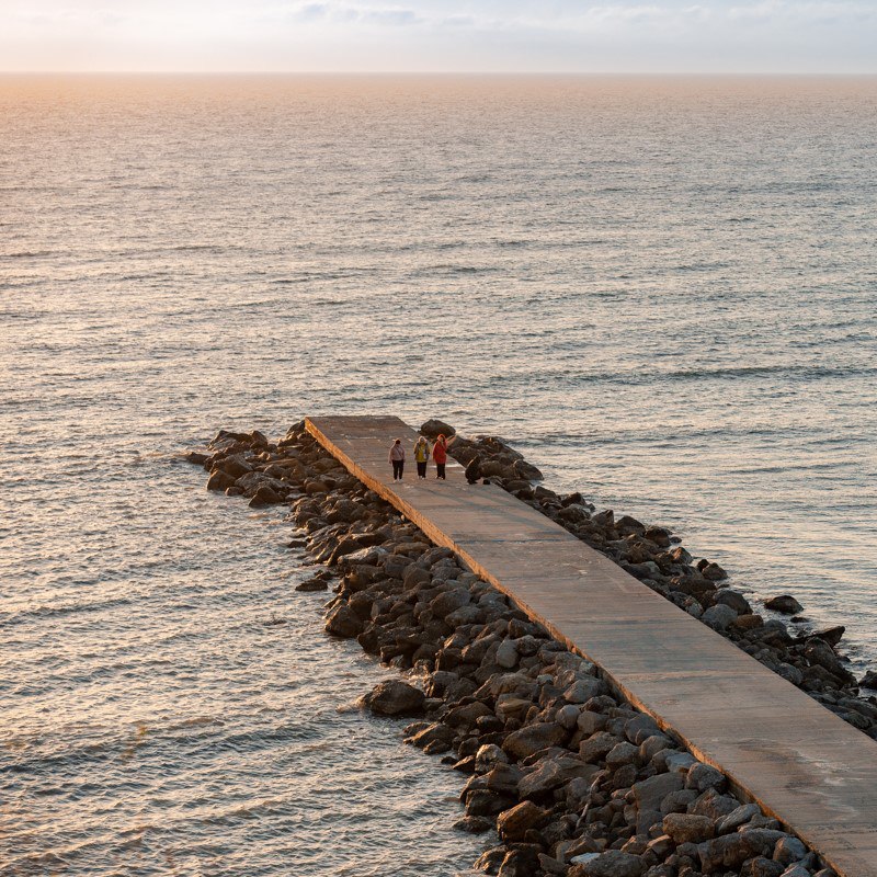 Мазут может вернуться Учёные ЮФУ проанализировали данные собранные после аварий с танкерами в Керченском проливе в 2007 и 2024 годах и пришли к выводу об угрозе вторичного загрязнения воды Свежий мазут смешанный с песком и потерявший плавучесть становится источником для выделения продуктов распада сообщили исследователи С 2007 по 2025 годы исследователи собрали 275 проб морской воды и 190 образцов нефтяных сгустков и плёнок с побережья Керченского пролива Анапского и Новороссийского районов и изучили их содержание Результаты показали что концентрация нефтяных углеводородов в воде меняется   Подписаться Читайте нас в Max