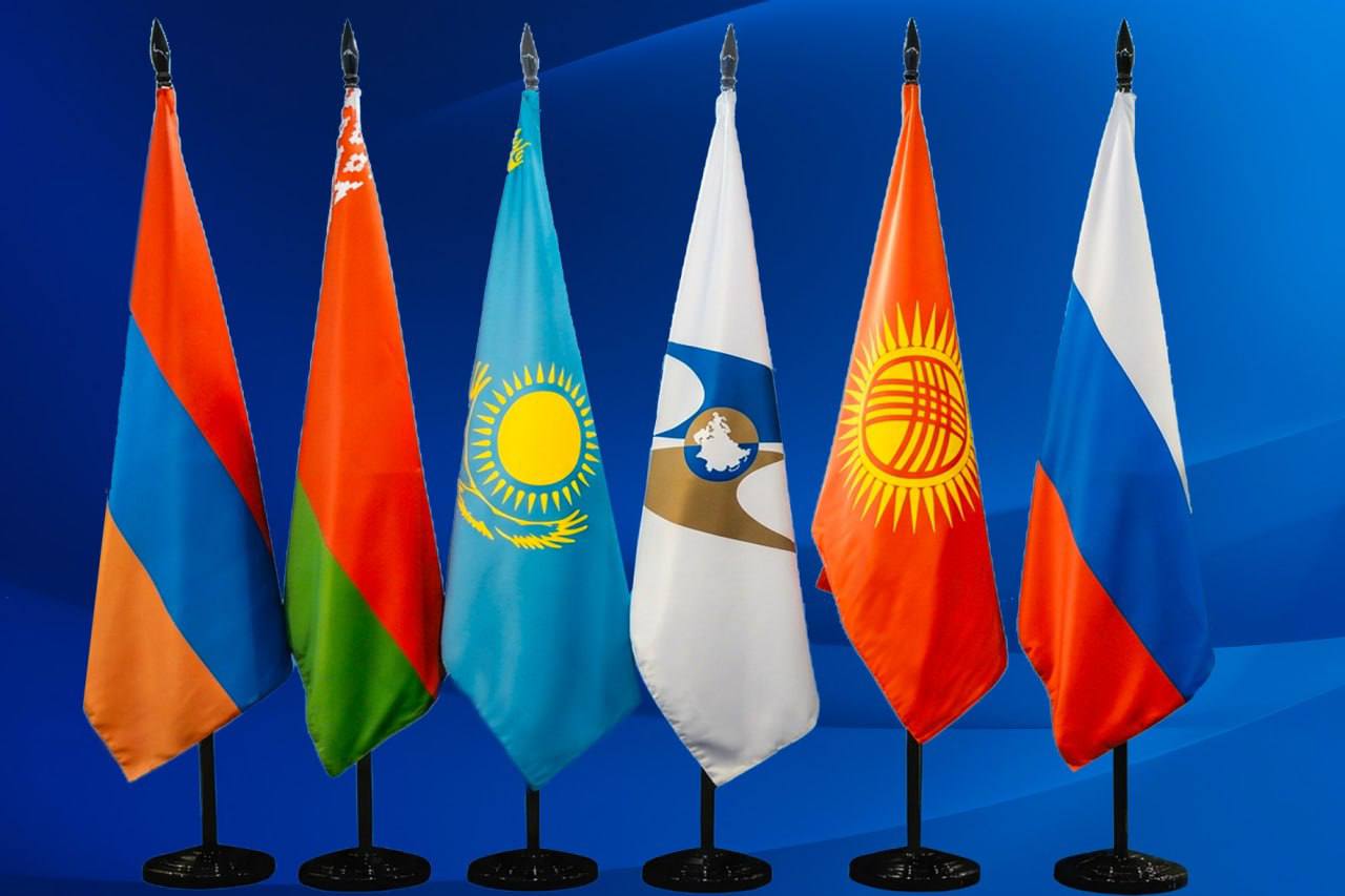 ЕЭК продлила антидемпинговую пошлину на листовые рессоры из Китая теперь до 17 ноября 2026 года Изначально действие меры должно было закончиться в марте но ЕЭК получила новое заявление и начала повторное расследование Пока оно идёт пошлина сохраняется чтобы защитить производителей из стран ЕАЭС от недобросовестного импорта