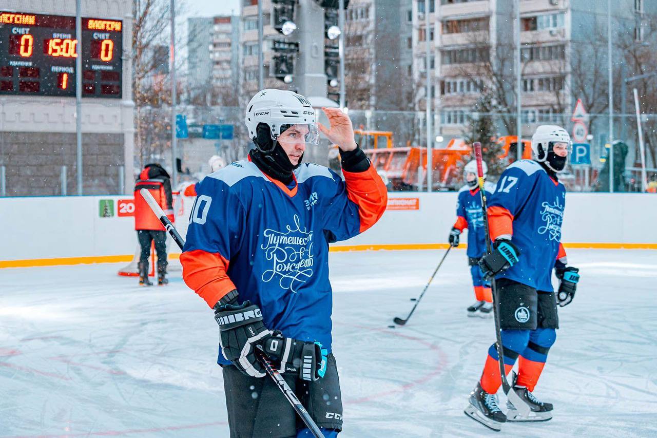 В рамках зимнего фестиваля Путешествие в Рождество проходит множество мероприятий направленных на поддержку участников СВО и их семей Например можно передать необходимые вещи в шале Фабрика подарков записать новогоднее поздравление и присоединиться к акции Подвешенный мандарин Кроме того уже сегодня на катке на Сухонской улице в 14 00 состоится благотворительный хоккейный матч между известными спортсменами и блогерами Посетители передадут открытки сувениры и праздничные наборы Собранные вещи отправят в профильный госпиталь столицы где проходят лечение участники СВО