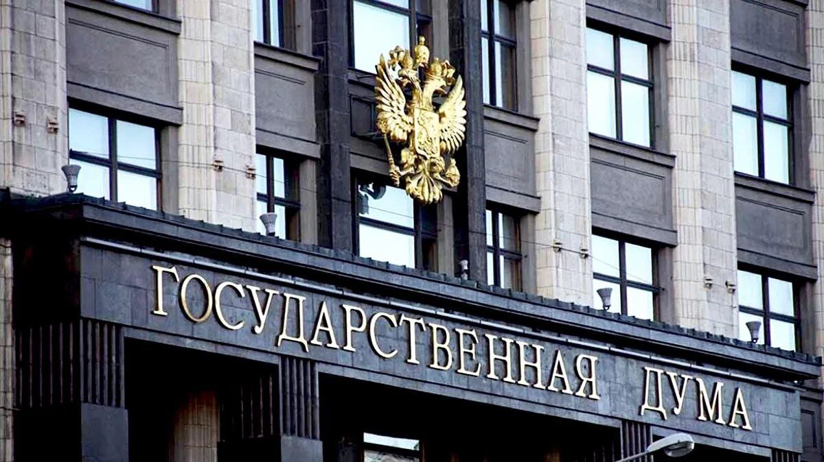 В Госдуме в очередной раз подняли вопрос о трудоустройстве возвращающихся в мирную жизнь ветеранов СВО. Вообще тема немного странная, учитывая, что в стране явный дефицит рабочих рук, и при таком перекосе на рынке труда работодатель должен бы сам искать рабочую силу. Но, видимо, все не так просто. Некоторые регионы вводят для участников СВО квоты, сообщает Ярослав Нилов, однако на эту практику еще предстоит «внимательно посмотреть». «Мы уже обожглись с инвалидами, когда вводили квоты. От них "откупаются" штрафами либо предлагают самые низкооплачиваемые рабочие места», — сказал он. То есть речь идет не об инвалидах войны, а о вполне здоровых и трудоспособных гражданах, на недостаток которых жалуются работодатели. О гражданах, имеющих право на профориентацию, обучение и переобучение в приоритетном порядке на льготных условиях. Отчего же с этой массой рабочих рук никак не встретится работодатель — неясно. Вот, например, депутат Госдумы Ирина Яровая считает, что ветераны просто не знают о предоставляемых им возможностях, и призвала чиновников «донастроить "Госуслуги" до проактивного формата» для поддержки тех категорий граждан, которые требуют «особого отношения государства». Фактически это значит, что обо всех существующих преференциях участников СВО следует уведомлять напрямую через личный кабинет. Также в муниципальном управлении говорят, что курс Владимира Путина на обновление власти с помощью кадров, прошедших СВО — дело хорошее, работы много — но на пути желающих встают трудновыполнимые требования к стажу. Квалификационные требования к стажу для занятия высоких муниципальных должностей задаются законами субъектов, при этом в Минтруде считают разумным требование «не более двух лет профессионального стажа», более того — военный стаж учитывается в государственной и муниципальной службе, что должно бы открыть ветеранам дорогу в муниципальные и региональные органы власти. В общем, предпринимают усилия для того, чтобы работодатели и ветераны наконец-то нашли друг друга, решив как проблему дефицита рабочей силы, так и проблему социальной адаптации и трудоустройства защитников Отечества.