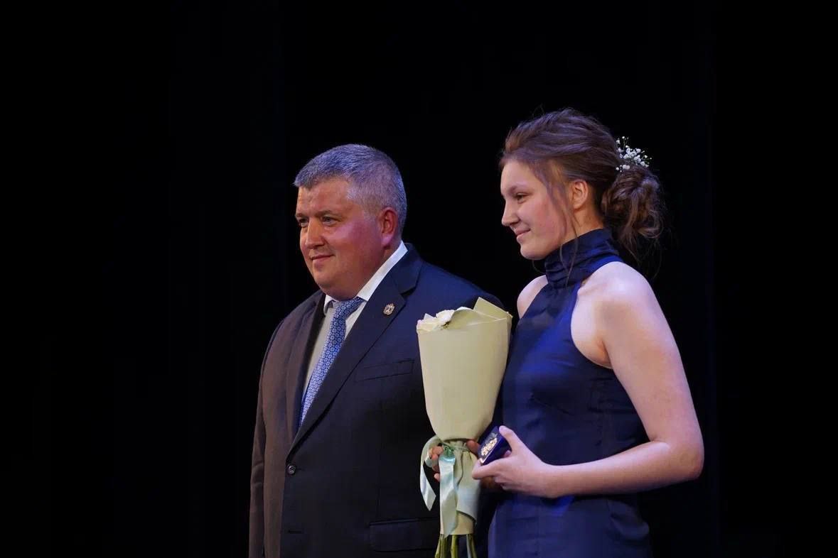 Александр Дронов наградил молодёжь В День молодежи врио губернатора Александр Дронов вручил молодым активистам и выпускникам заслуженные награды и документы об окончании учебных заведений. Успехи молодого поколения – наша гордость. Глава рениона пожелал, чтобы все нашли свое призвание в Новгородской области.