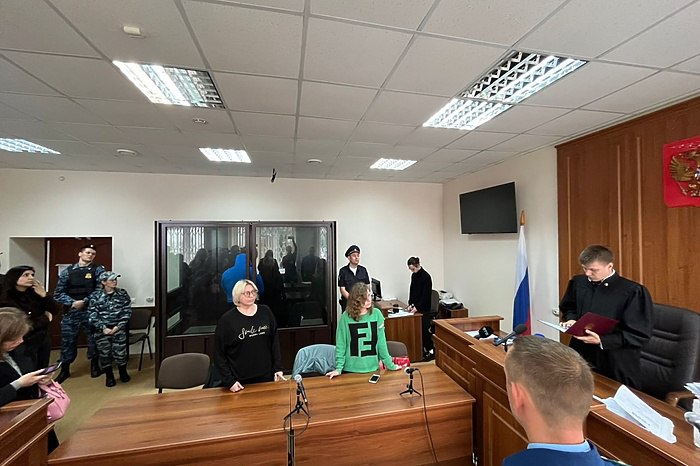 В Екатеринбурге вынесли приговор армянам зверски избившим директора турбазы Кировский районный суд Екатеринбурга в понедельник 8 сентября вынес приговор по резонансному делу о нападении на директора базы отдыха на Шарташе Нападение произошло в декабре 2024 года на базе отдыха на Шарташе Между двумя обвиняемыми и директором заведения произошел конфликт На просьбу покинуть территорию базы отдыха гости ответили отказом и избили хозяина С различными травмами потерпевший был доставлен в больницу Судебно медицинская экспертиза квалифицировала их как тяжкий вред здоровью Уголовное дело расследовалось по статье Покушении на убийство из хулиганских побуждений п а ч 3 ст 111 УК РФ В суде подсудимые Важа Гамоян и Раджа Джавоян вину не признали Однако суд признал подсудимых виновными и по совокупности преступлений с учетом предыдущего приговора назначил Гамояну 6 5 года колонии строгого режима Джавояну 6 5 года колонии особого режима uralweb ru
