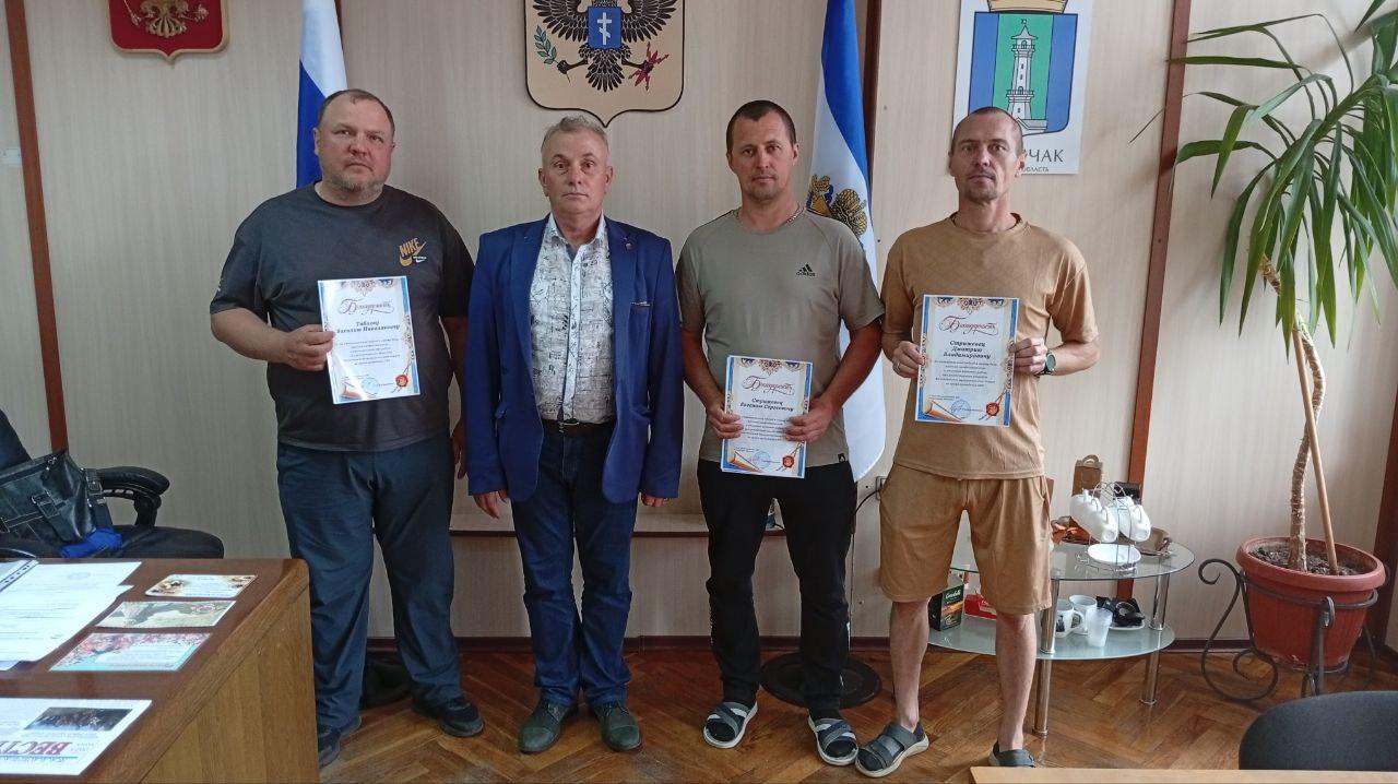 В Каланчаке отметили труд строителей из Мордовии, которые ремонтировали крышу местной ЦРБ В первой половине мая завершился капитальный ремонт амбулаторно-поликлинического отделения Каланчакской ЦРБ. Специалисты из Мордовии приступили к нему ранней весной. Согласно плану, работы должны были завершить в ноябре, но слаженность и профессионализм рабочей бригады позволили сделать это гораздо раньше. Недавно Глава Каланчакского округа Пётр Мустиянович лично встретился со специалистами и вручил им благодарности за досрочно завершённый и качественно выполненный ремонт. Стоит отметить, что в прошлом году эти строители из подрядной организации проводили капремонт в Центральном доме культуры Каланчакского округа и в Вадимской школе.