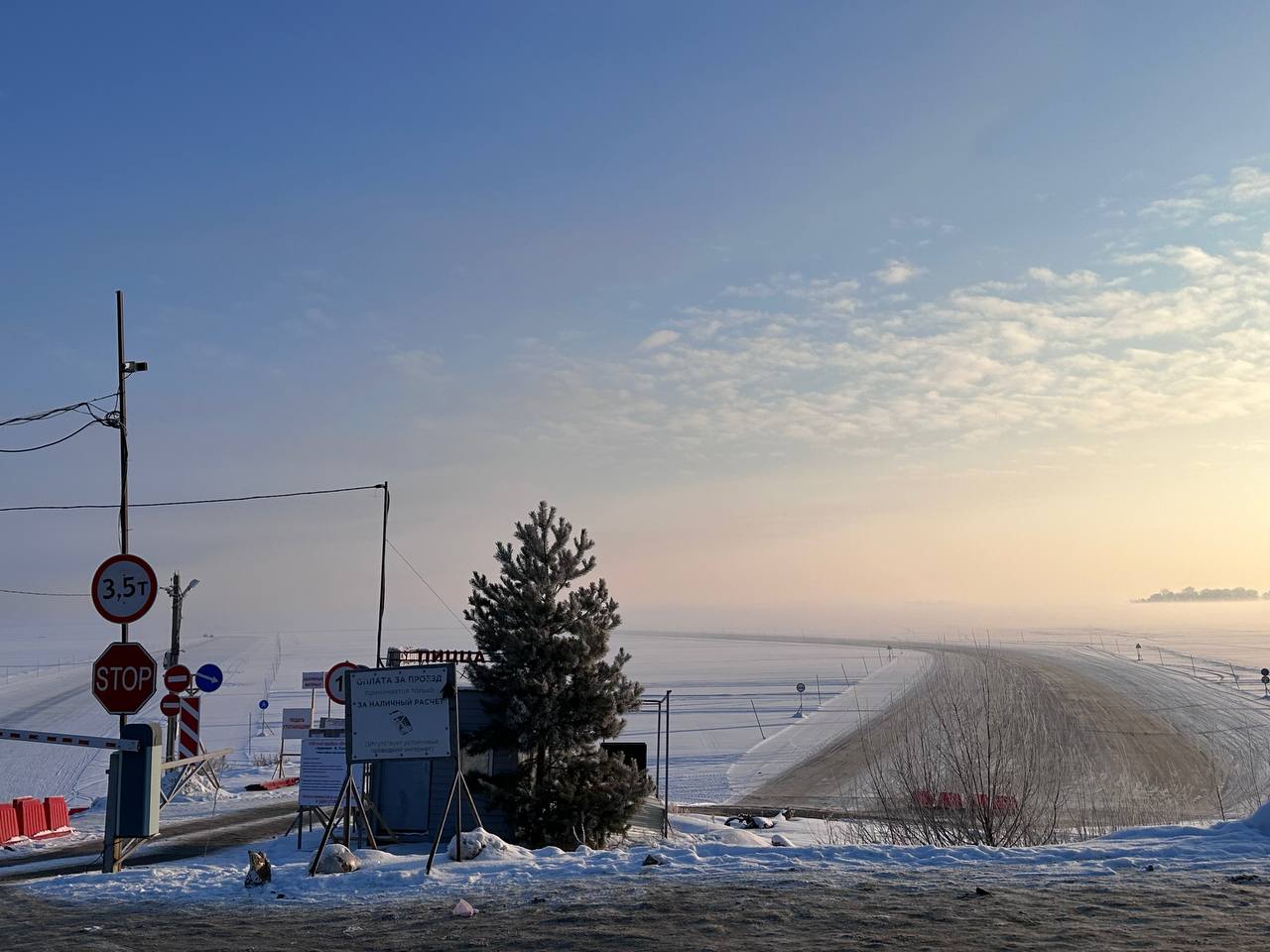 Сегодня заработала ледовая переправа Аракчино Верхний Услон Проезд подорожал на 100 рублей теперь он стоит 400 Режим работы круглосуточно без выходных e Kazan