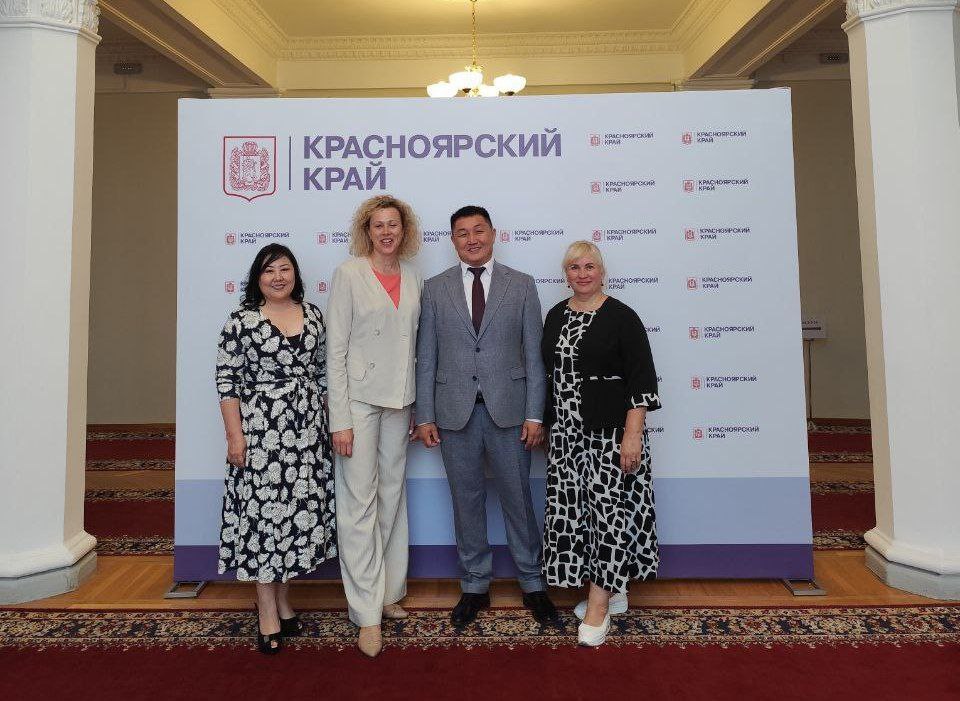 В Красноярске состоялся семинар-совещание Сибирского федерального округа, посвящённый практике и задачам органов исполнительной власти субъектов Российской Федерации по реализации Стратегии государственной национальной политики на период до 2025 года В работе семинара-совещания приняли участие заместитель Руководителя Администрации Президента РФ Магомедсалам Магомедов, полномочный представитель Президента РФ в Сибирском федеральном округе Анатолий Серышев, руководитель ФАДН России Игорь Баринов, представители органов власти СФО, которые курируют вопросы реализации государственной национальной политики на территории своих субъектов. На семинаре-совещании обсудили вопросы по укреплению общероссийской гражданской идентичности, повышению эффективности взаимодействия органов исполнительной власти и институтов гражданского общества по вопросам реализации Стратегии государственной национальной политики РФ, предупреждению угроз распространения экстремистской идеологии и другие. От Кузбасса с докладом о реализации пилотного проекта ФАДН России, направленного на социокультурную адаптацию иностранных граждан в регионе, выступила и.о. министра культуры и национальной политики Кузбасса Татьяна Акимова. Татьяна Анатольевна отметила, что в Кузбассе на протяжении нескольких лет ведется работа по социокультурной адаптации иностранных граждан. Данная деятельность направлена на формирование у прибывающих в регион иностранных граждан уважительного отношения к принимающему сообществу, его истории, традициям и образу жизни российского общества. Благодаря планомерной работе с иностранными гражданами и накопленному положительному опыту в регионе сформировались условия для включения Кузбасса в число пяти регионов для реализации пилотного проекта Федерального агентства по делам национальностей, направленного на социальную и культурную адаптацию иностранных граждан. Работа в данном направлении приносит положительные результаты: растет уровень информированности иностранных граждан о нормах российского законодательства, правилах проживания в регионе, культуре межнационального общения. Все это способствует профилактике межнациональных конфликтов и формированию взаимного уважения жителей региона.