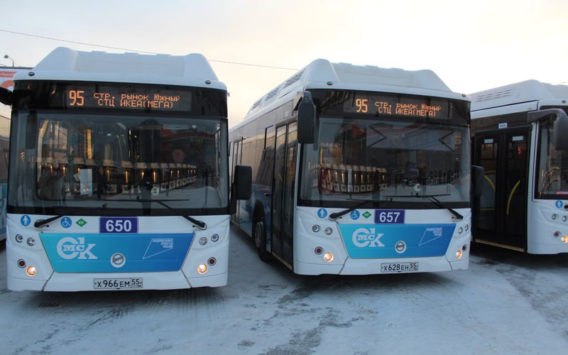 Проезд в общественном транспорте подорожал в Омске 1 января Тарифы на проезд в автобусах трамваях и троллейбусах Омска выросли в первый день нового года Билеты по безналу подорожали с 38 до 40 рублей за наличку с 45 до 47 рублей Решение увеличить тарифы согласовал горсовет Омска подконтрольный Единой России Подорожание объяснили ростом цен на топливо и запчасти При этом в 2024 году власти повышали стоимость проезда в омском общественном транспорте сразу на 33 до 35 рублей по картам и до 40 рублей за наличку В 2025 м тарифы снова выросли на 3 и 5 рублей соответственно С 1 января 2027 года проезд подорожает ещё на 2 рубля И ещё на 2 рубля с января 2028 года Подписаться Прислать новость Помочь бустами