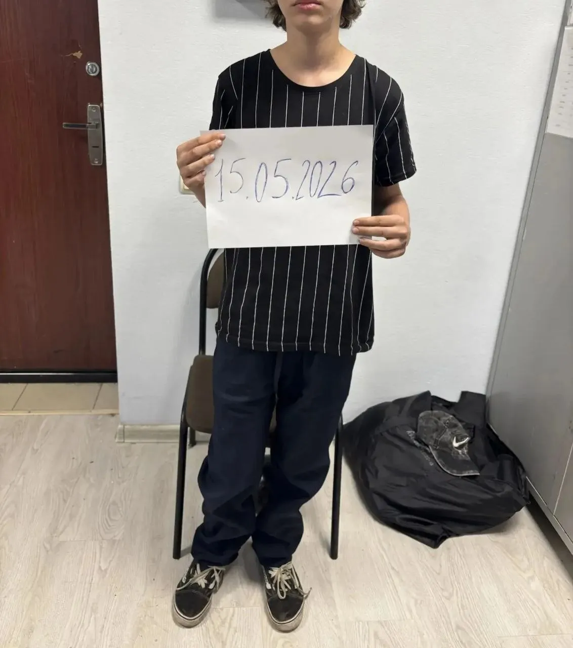 Пропавшего 9 мая подростка нашли живым 14 летнего мальчика нашли краснодарские полицейские С ним всё в порядке здоровью ничего не угрожает Парня обнаружили на лестничной площадке верхнего этажа жилого дома по улице Восточно Кругликовской Там он собирался заночевать Как выяснили правоохранители всё это время подросток бродил по Краснодару и Адыгее ночевал в подъездах и брошенных машинах   Быть в курсе Мы в MAX