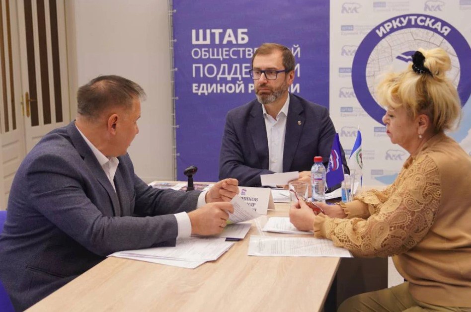 Очередной личный прием граждан провел председатель Законодательного Собрания иркутской области Александр Ведерников Житель микрорайона Приморский рассказал о состоянии дорог особенно зимой Уборка ведется по остаточному принципу образуются накаты гололедица в том числе и на тротуарах А ведь по ним ходят и пожилые люди и ученики школы 64 Развернули карту посмотрели конкретные участки Александр Ведерников отметил что вопрос находится на контроле администрации Иркутска Проконтролирует исполнение и депутат городской Думы представляющий интересы жителей этой территории Иркутянка пожаловалась на то что ее многоквартирному дому очень нужен капитальный ремонт который никак не может до него добраться К счастью выяснилось что долгожданные работы уже запланированы на следующий год готова проектно сметная документация Уже в мае будущего года должны прийти рабочие По всем обращениям Александр Ведерников дал необходимые поручения ответственным лицам Работа с обращениями граждан одно из важных направлений деятельности депутатского корпуса подчеркнул Александр Ведерников Наша цель не просто реагировать на отдельные случаи но и выявлять общие тенденции разрабатывать четкие алгоритмы действий и что самое главное информировать население о том куда и как обращаться за помощью Важно что депутаты областного парламента стараются всегда быть на связи не только проводят личные приемы но и принимают обращения онлайн в том числе и в социальных сетях